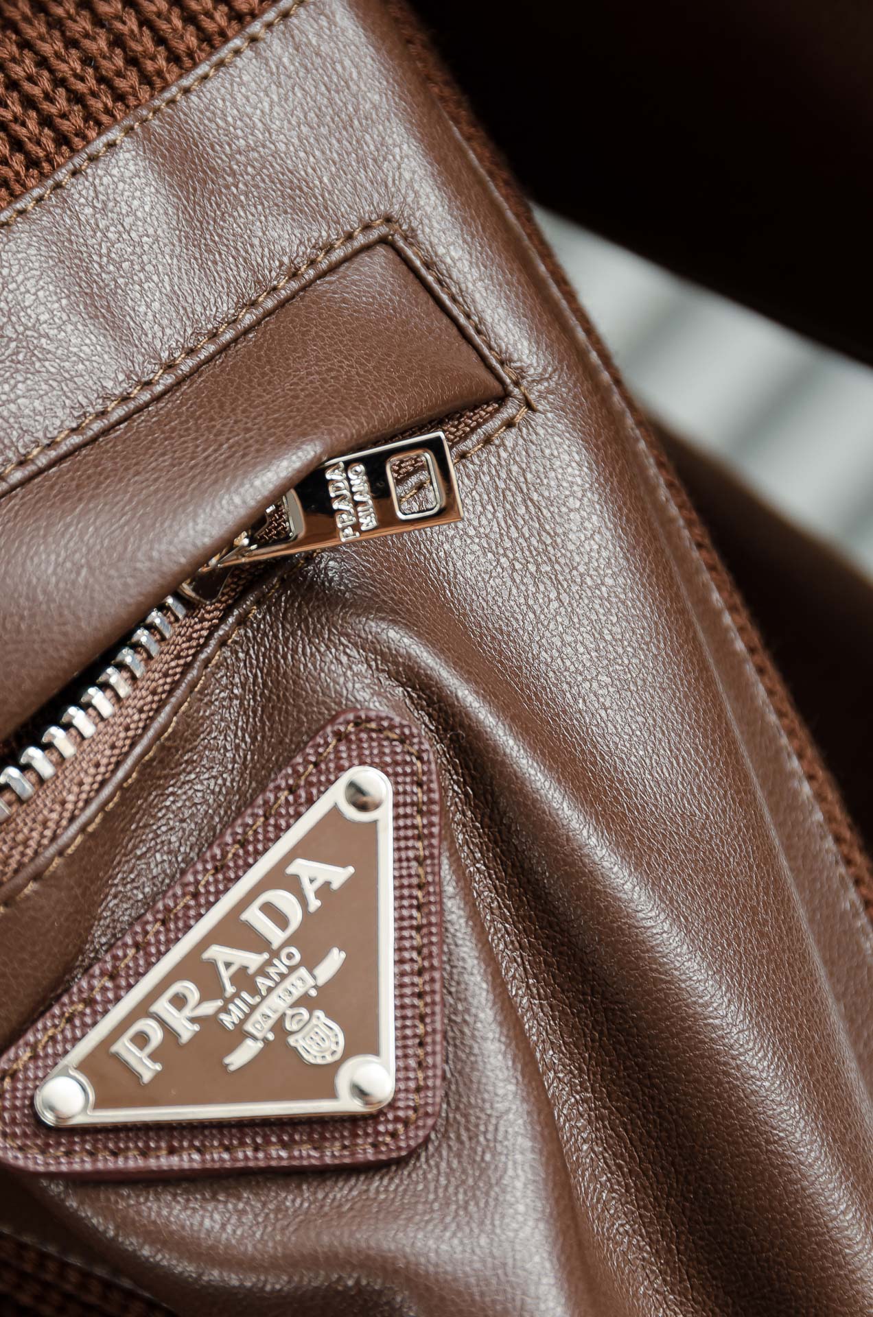 Prad*a普拉＊达25FW秋冬最新立领拉链卫衣，柔软太空棉面料+羊毛针织设计，简约又高级!下摆口袋三角