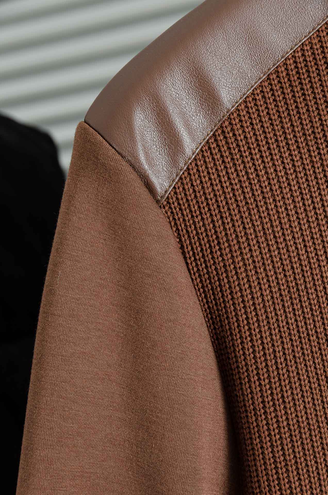 Prad*a普拉＊达25FW秋冬最新立领拉链卫衣，柔软太空棉面料+羊毛针织设计，简约又高级!下摆口袋三角