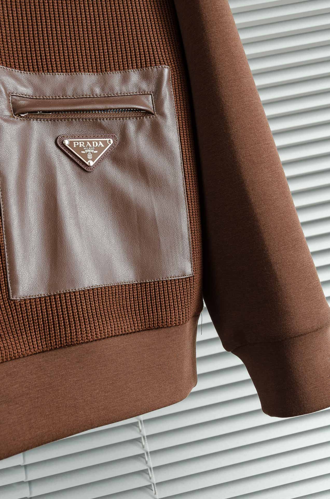 Prad*a普拉＊达25FW秋冬最新立领拉链卫衣，柔软太空棉面料+羊毛针织设计，简约又高级!下摆口袋三角