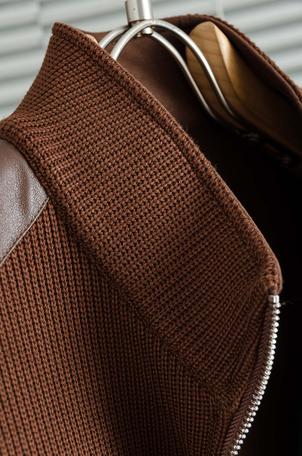 Prad*a普拉＊达25FW秋冬最新立领拉链卫衣，柔软太空棉面料+羊毛针织设计，简约又高级!下摆口袋三角