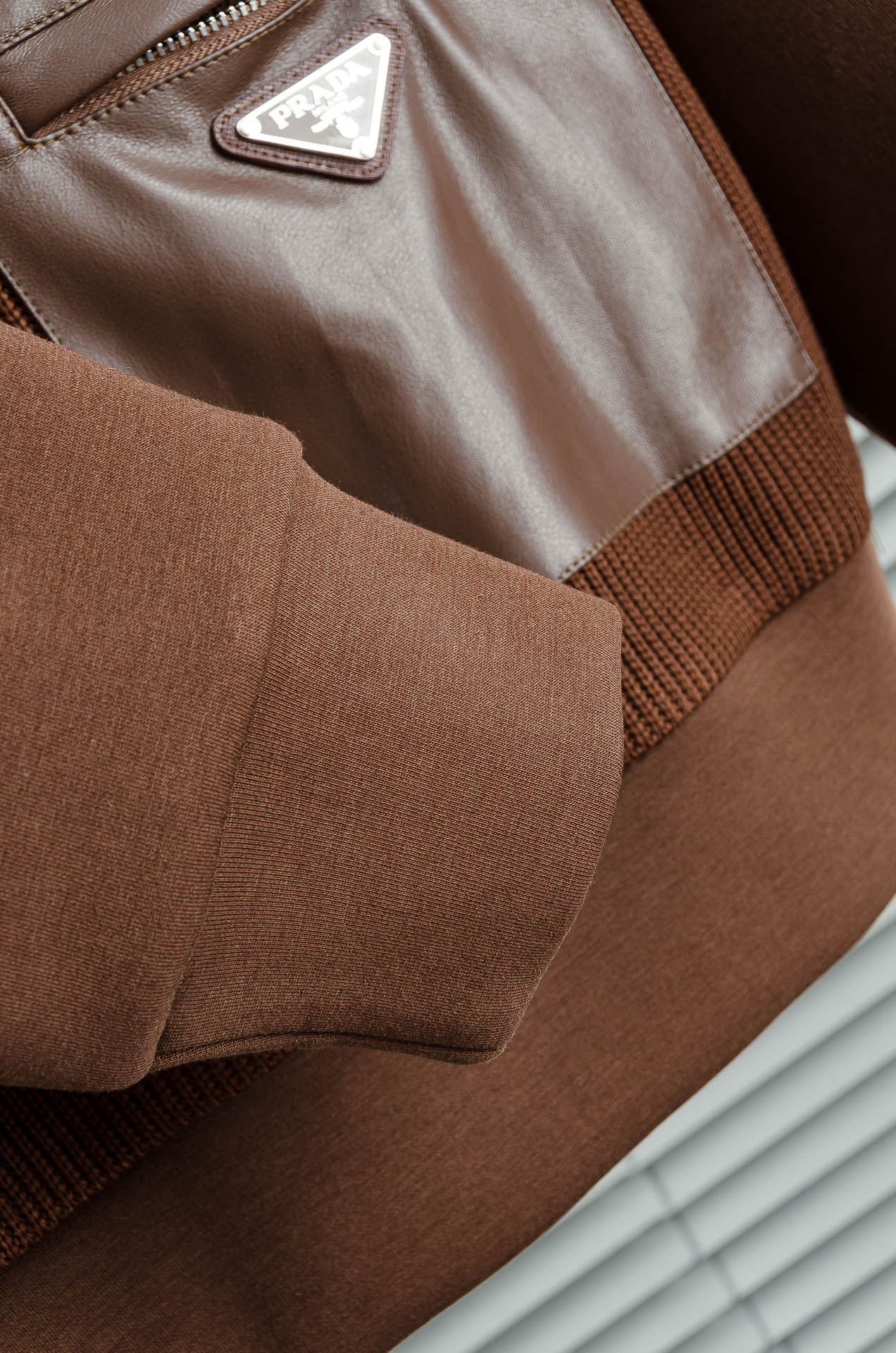 Prad*a普拉＊达25FW秋冬最新立领拉链卫衣，柔软太空棉面料+羊毛针织设计，简约又高级!下摆口袋三角