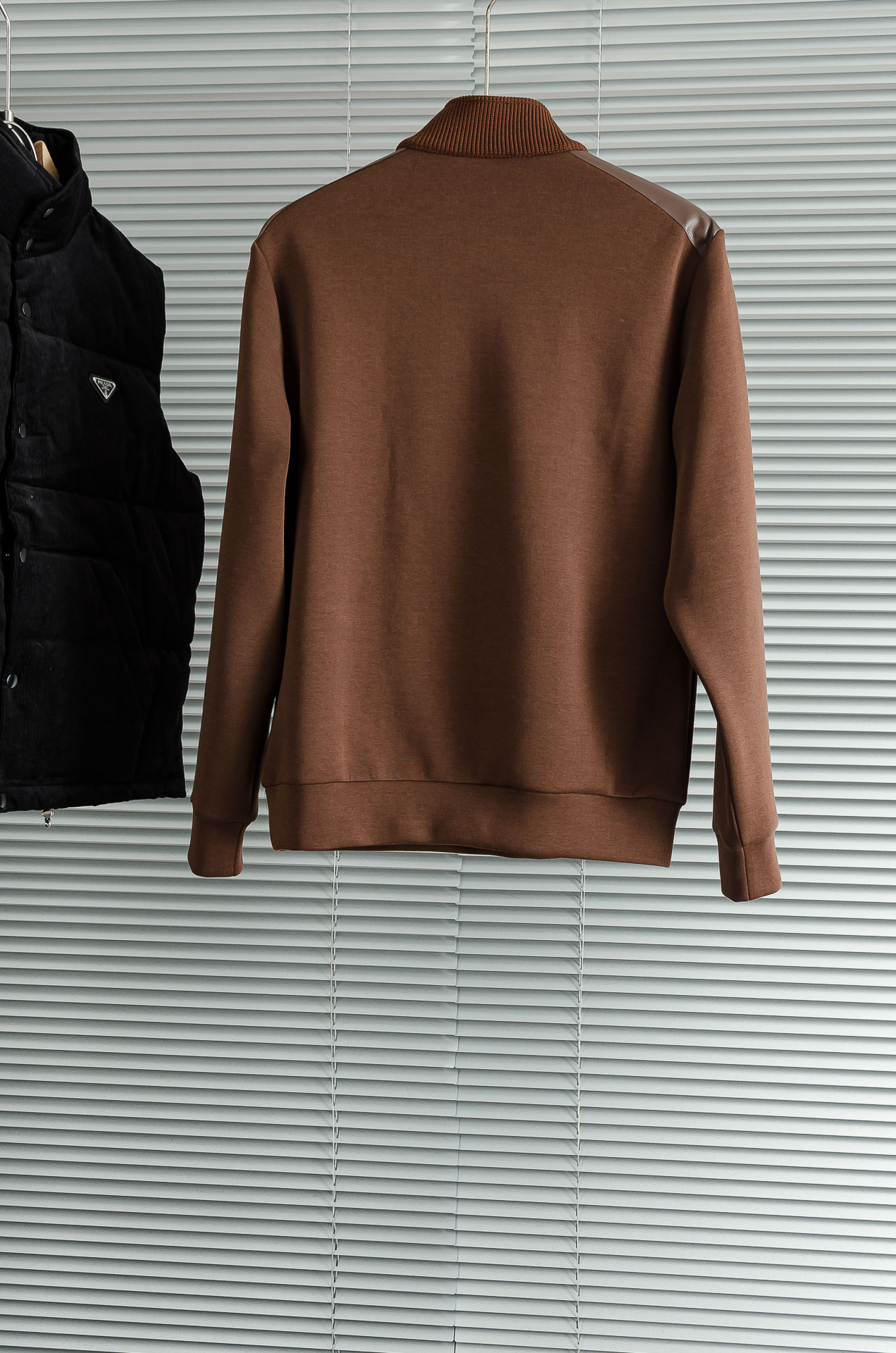 Prad*a普拉＊达25FW秋冬最新立领拉链卫衣，柔软太空棉面料+羊毛针织设计，简约又高级!下摆口袋三角