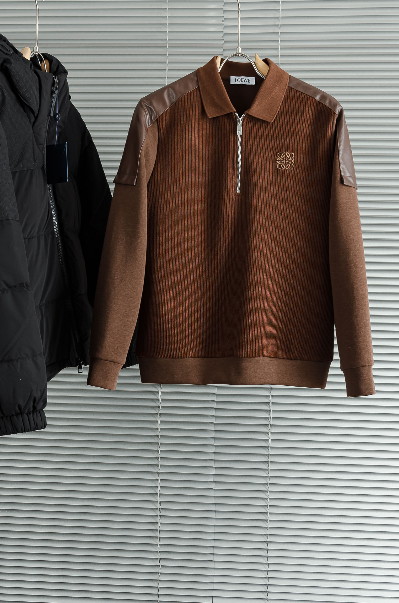 LOE*WE.罗意/威25FW秋冬最新翻领拉链卫衣，柔软太空棉面料+羊毛针织设计，简约又高级!袖部拼接羊