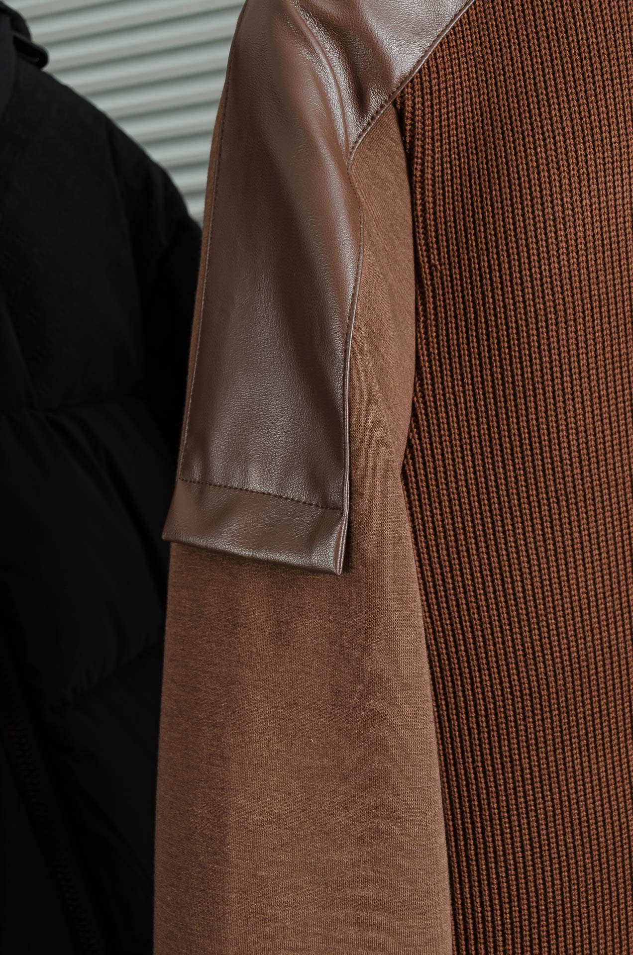 LOE*WE.罗意/威25FW秋冬最新翻领拉链卫衣，柔软太空棉面料+羊毛针织设计，简约又高级!袖部拼接羊