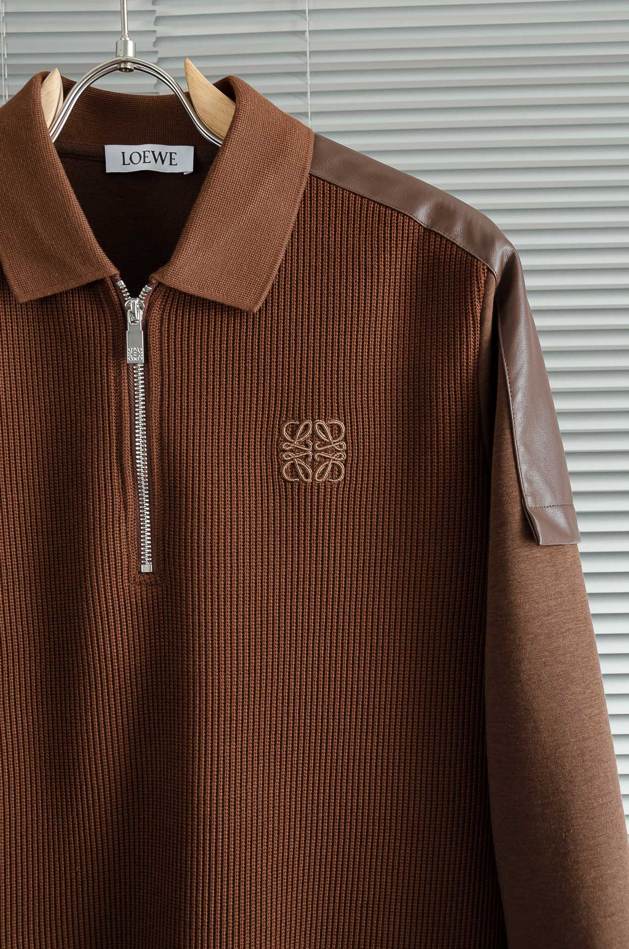 LOE*WE.罗意/威25FW秋冬最新翻领拉链卫衣，柔软太空棉面料+羊毛针织设计，简约又高级!袖部拼接羊