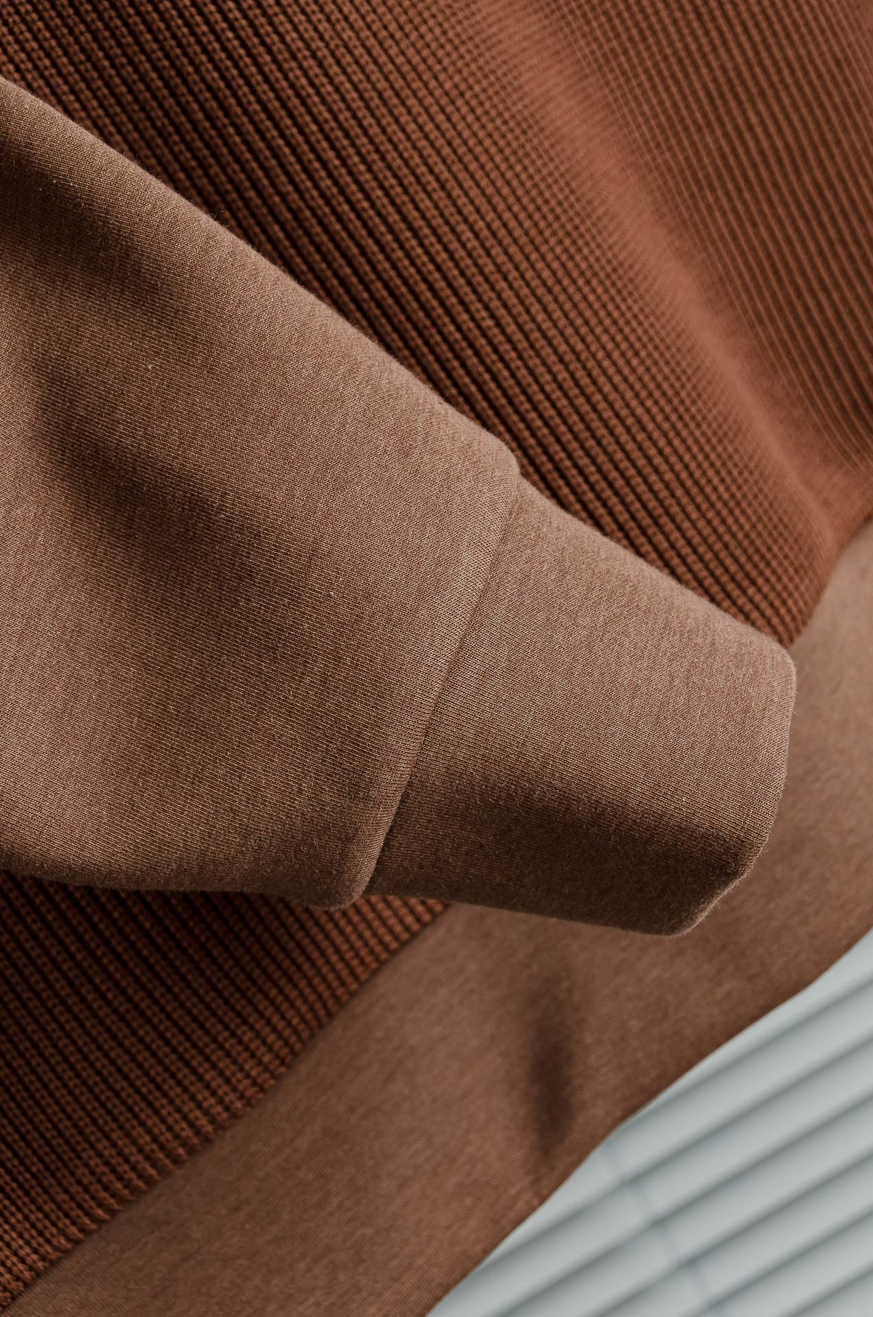 LOE*WE.罗意/威25FW秋冬最新翻领拉链卫衣，柔软太空棉面料+羊毛针织设计，简约又高级!袖部拼接羊