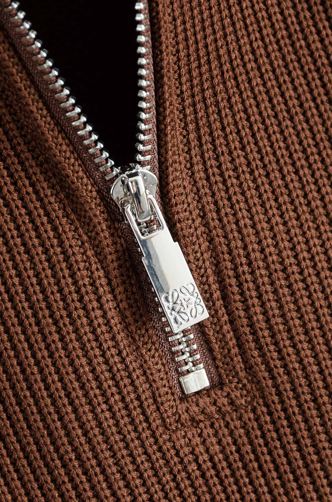 LOE*WE.罗意/威25FW秋冬最新翻领拉链卫衣，柔软太空棉面料+羊毛针织设计，简约又高级!袖部拼接羊