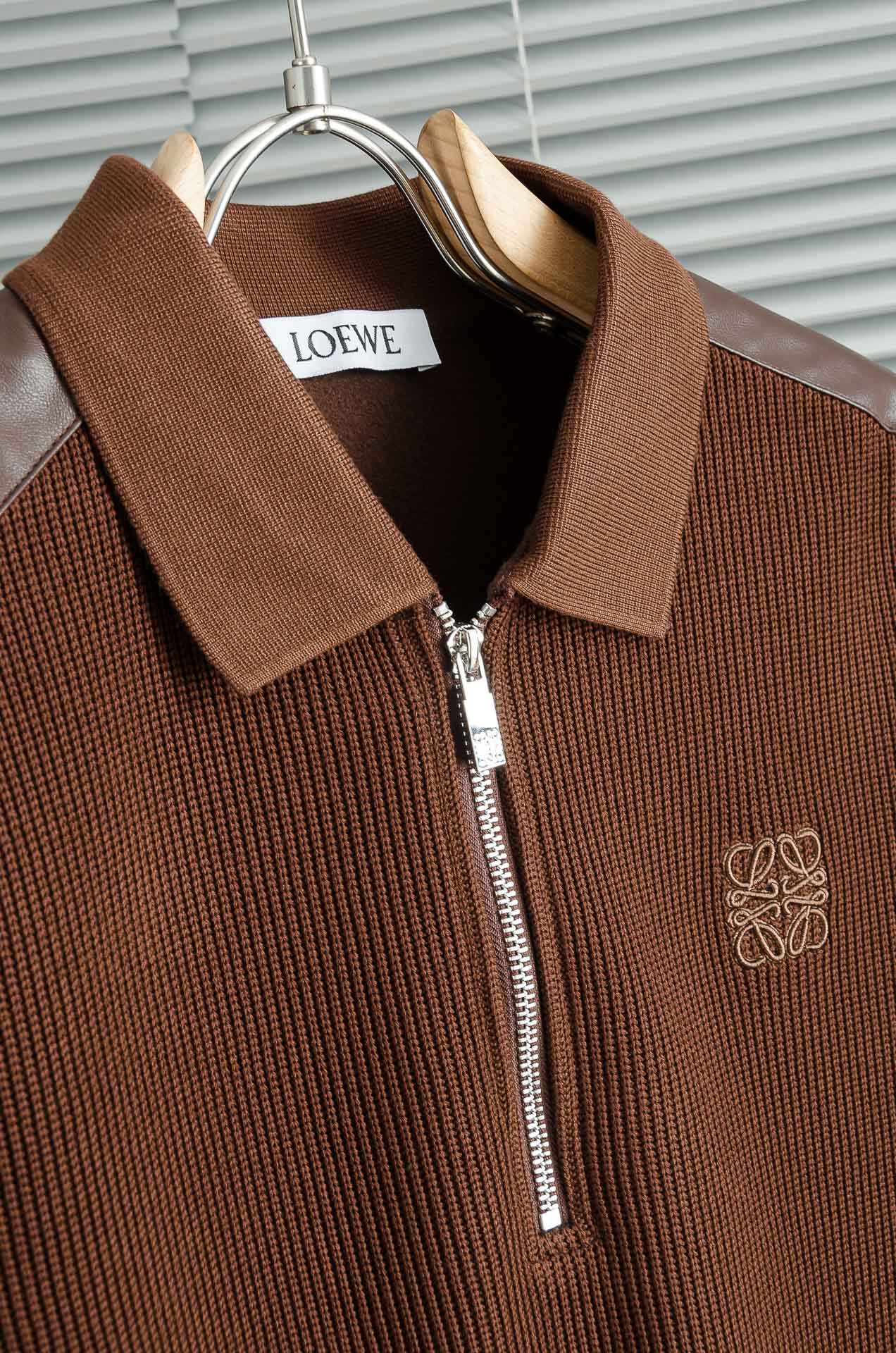 LOE*WE.罗意/威25FW秋冬最新翻领拉链卫衣，柔软太空棉面料+羊毛针织设计，简约又高级!袖部拼接羊