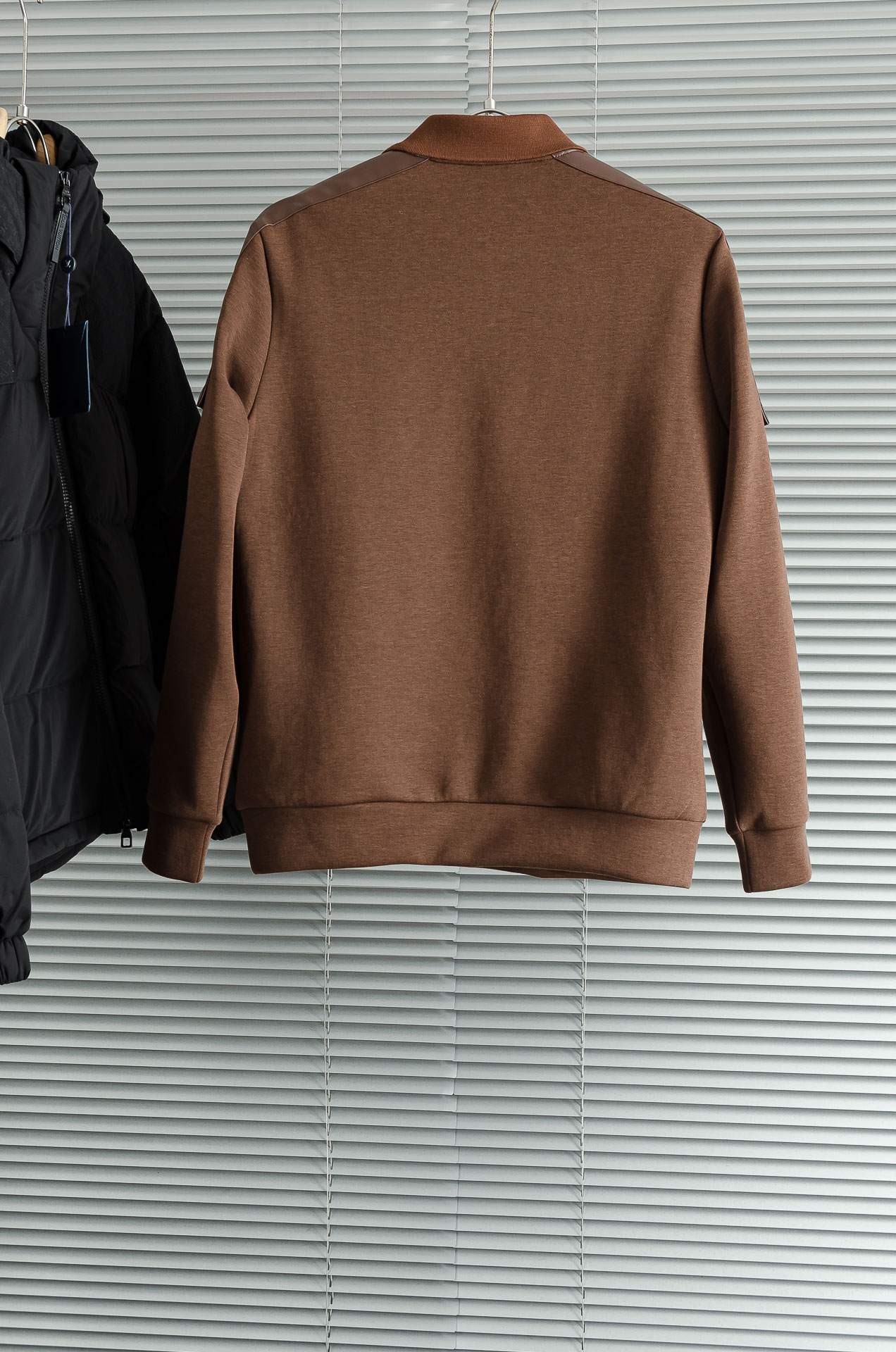 LOE*WE.罗意/威25FW秋冬最新翻领拉链卫衣，柔软太空棉面料+羊毛针织设计，简约又高级!袖部拼接羊