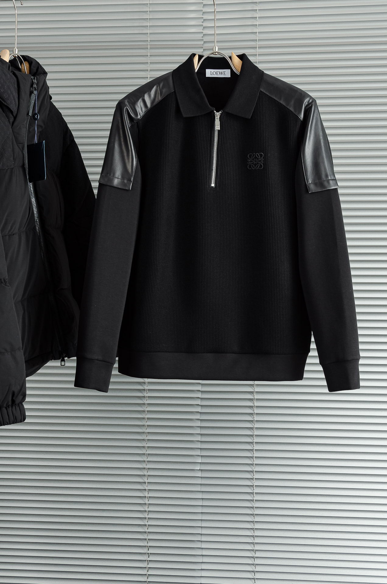 LOE*WE.罗意/威25FW秋冬最新翻领拉链卫衣，柔软太空棉面料+羊毛针织设计，简约又高级!袖部拼接羊