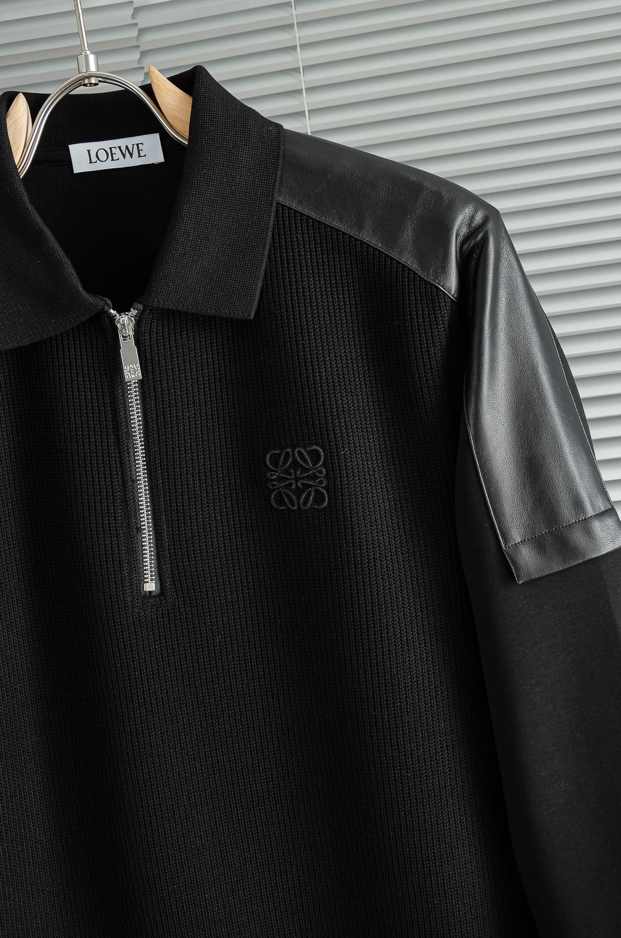 LOE*WE.罗意/威25FW秋冬最新翻领拉链卫衣，柔软太空棉面料+羊毛针织设计，简约又高级!袖部拼接羊