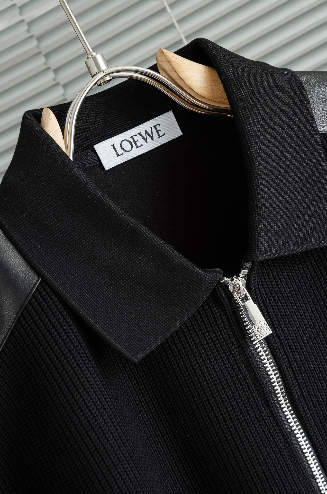 LOE*WE.罗意/威25FW秋冬最新翻领拉链卫衣，柔软太空棉面料+羊毛针织设计，简约又高级!袖部拼接羊