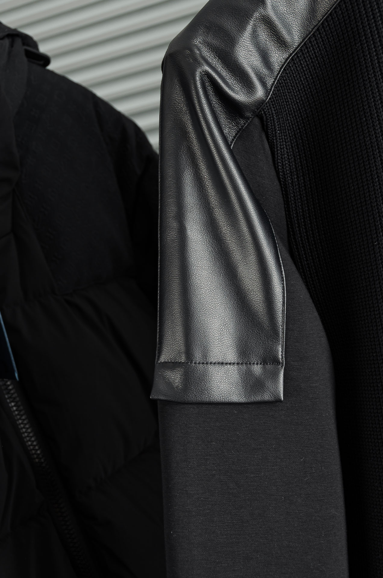 LOE*WE.罗意/威25FW秋冬最新翻领拉链卫衣，柔软太空棉面料+羊毛针织设计，简约又高级!袖部拼接羊