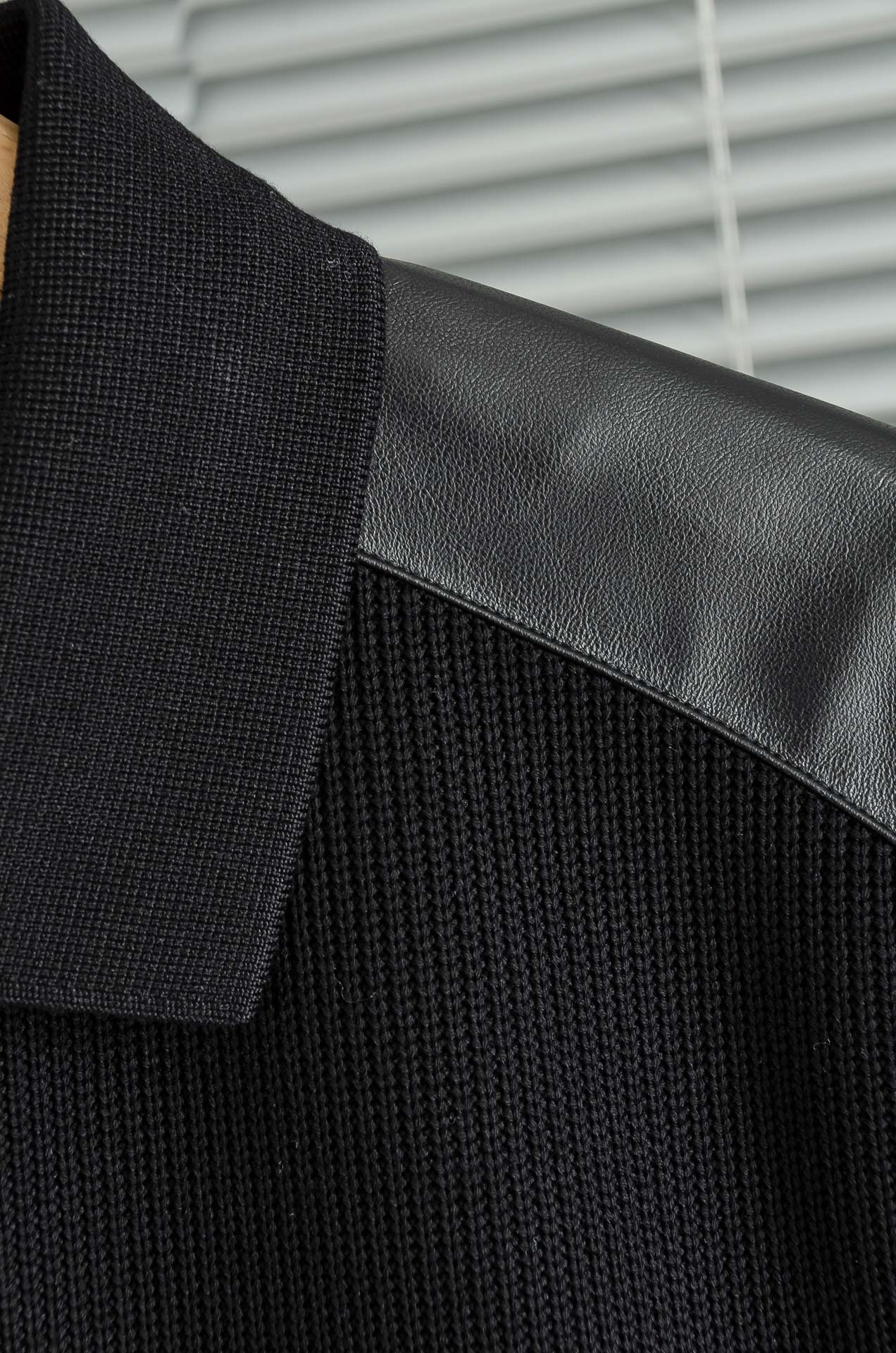 LOE*WE.罗意/威25FW秋冬最新翻领拉链卫衣，柔软太空棉面料+羊毛针织设计，简约又高级!袖部拼接羊