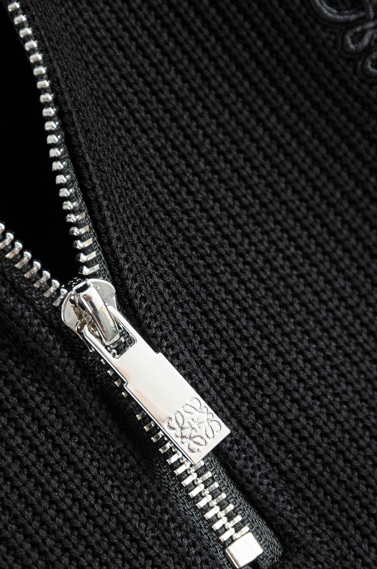 LOE*WE.罗意/威25FW秋冬最新翻领拉链卫衣，柔软太空棉面料+羊毛针织设计，简约又高级!袖部拼接羊