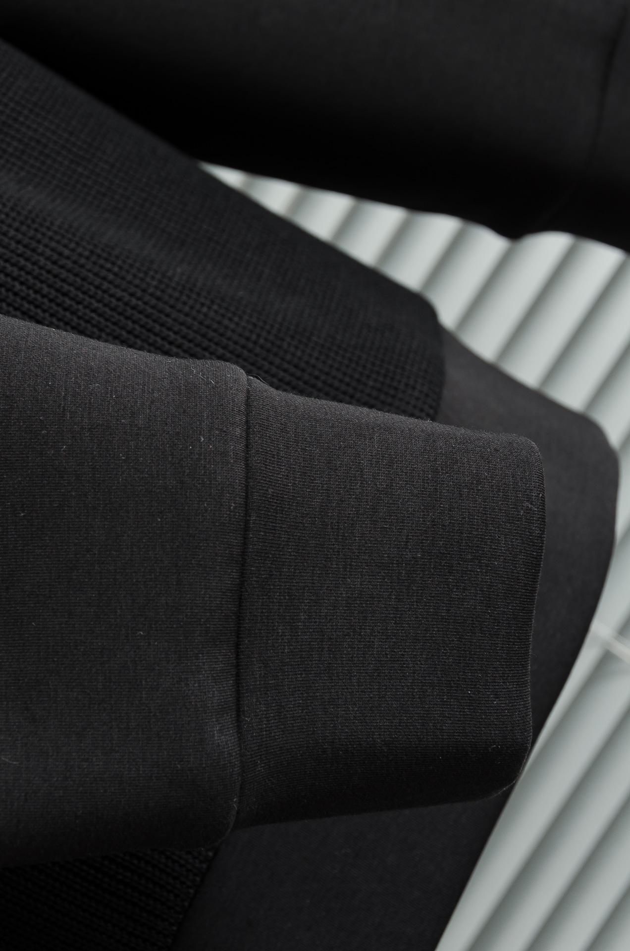 LOE*WE.罗意/威25FW秋冬最新翻领拉链卫衣，柔软太空棉面料+羊毛针织设计，简约又高级!袖部拼接羊