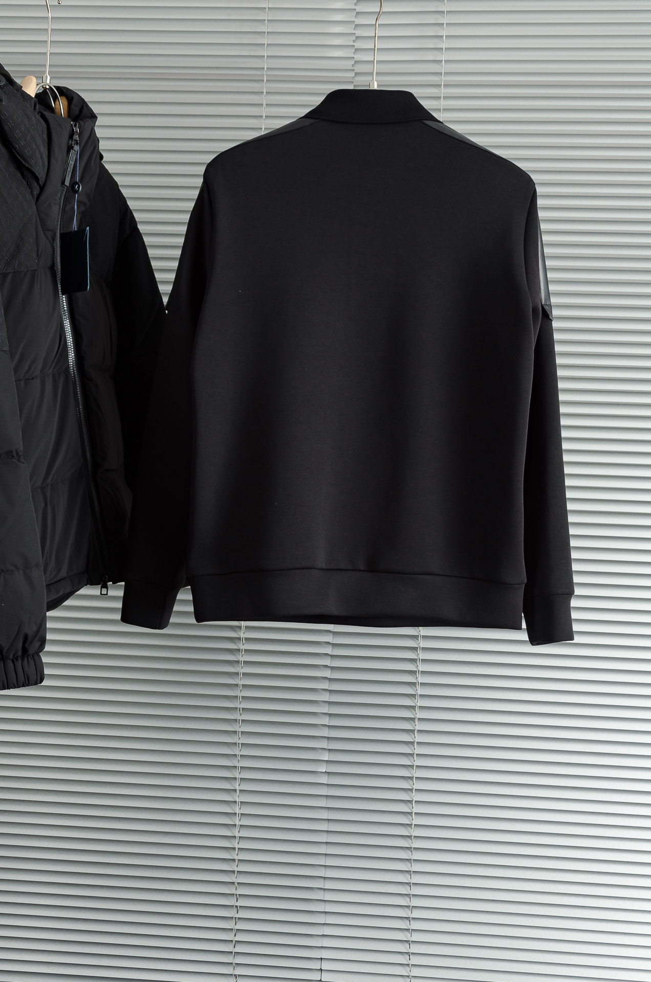 LOE*WE.罗意/威25FW秋冬最新翻领拉链卫衣，柔软太空棉面料+羊毛针织设计，简约又高级!袖部拼接羊