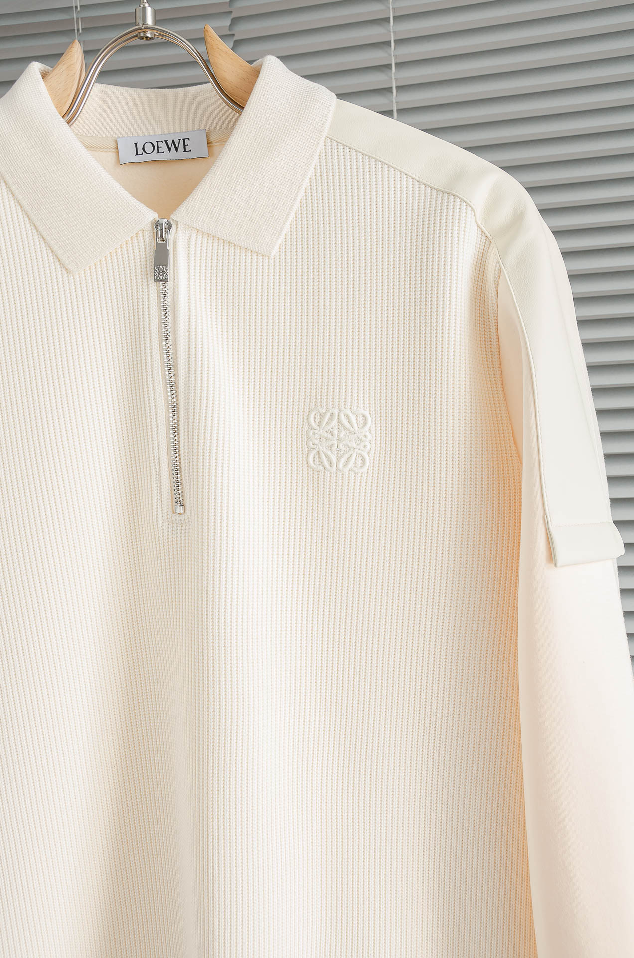 LOE*WE.罗意/威25FW秋冬最新翻领拉链卫衣，柔软太空棉面料+羊毛针织设计，简约又高级!袖部拼接羊