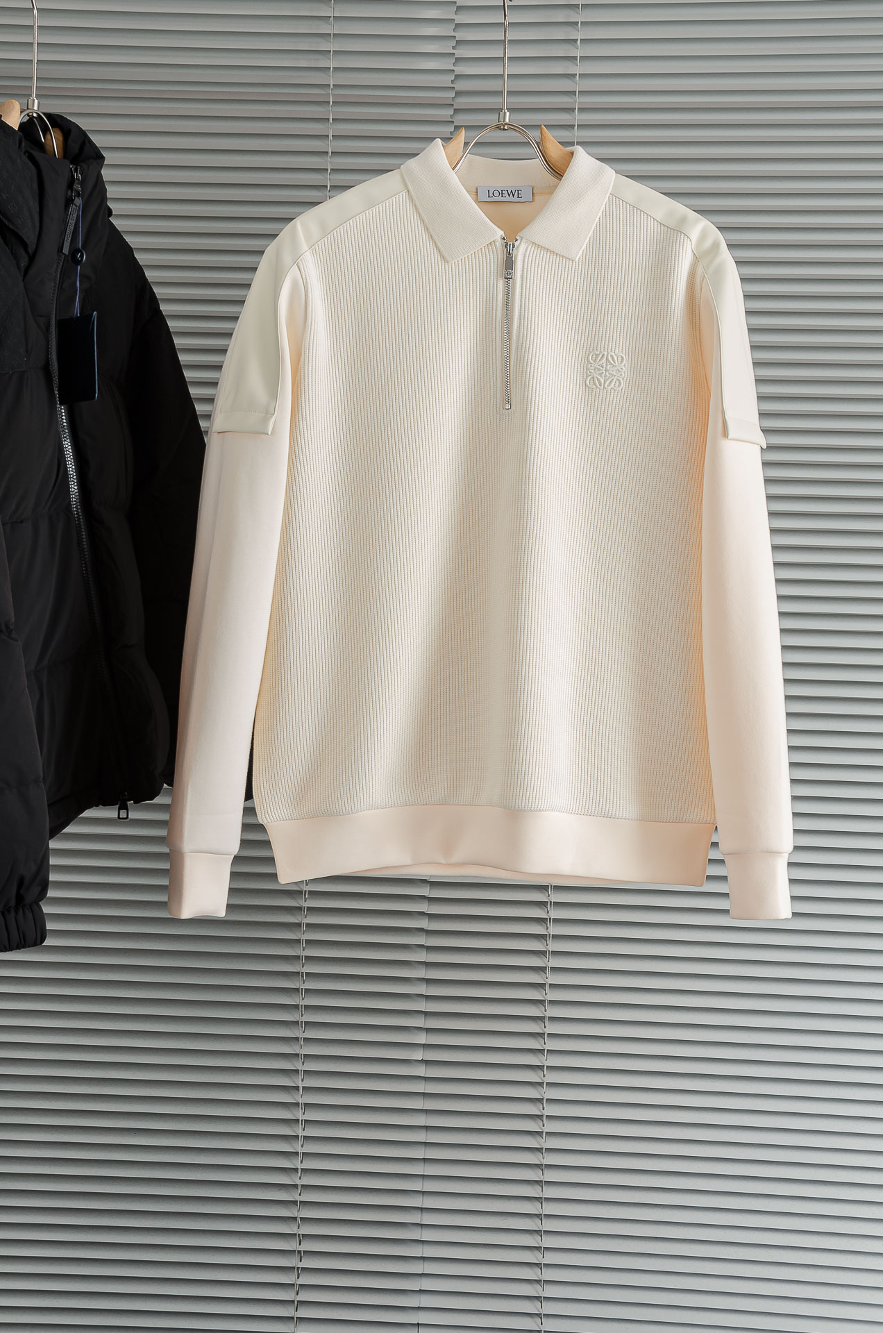 LOE*WE.罗意/威25FW秋冬最新翻领拉链卫衣，柔软太空棉面料+羊毛针织设计，简约又高级!袖部拼接羊