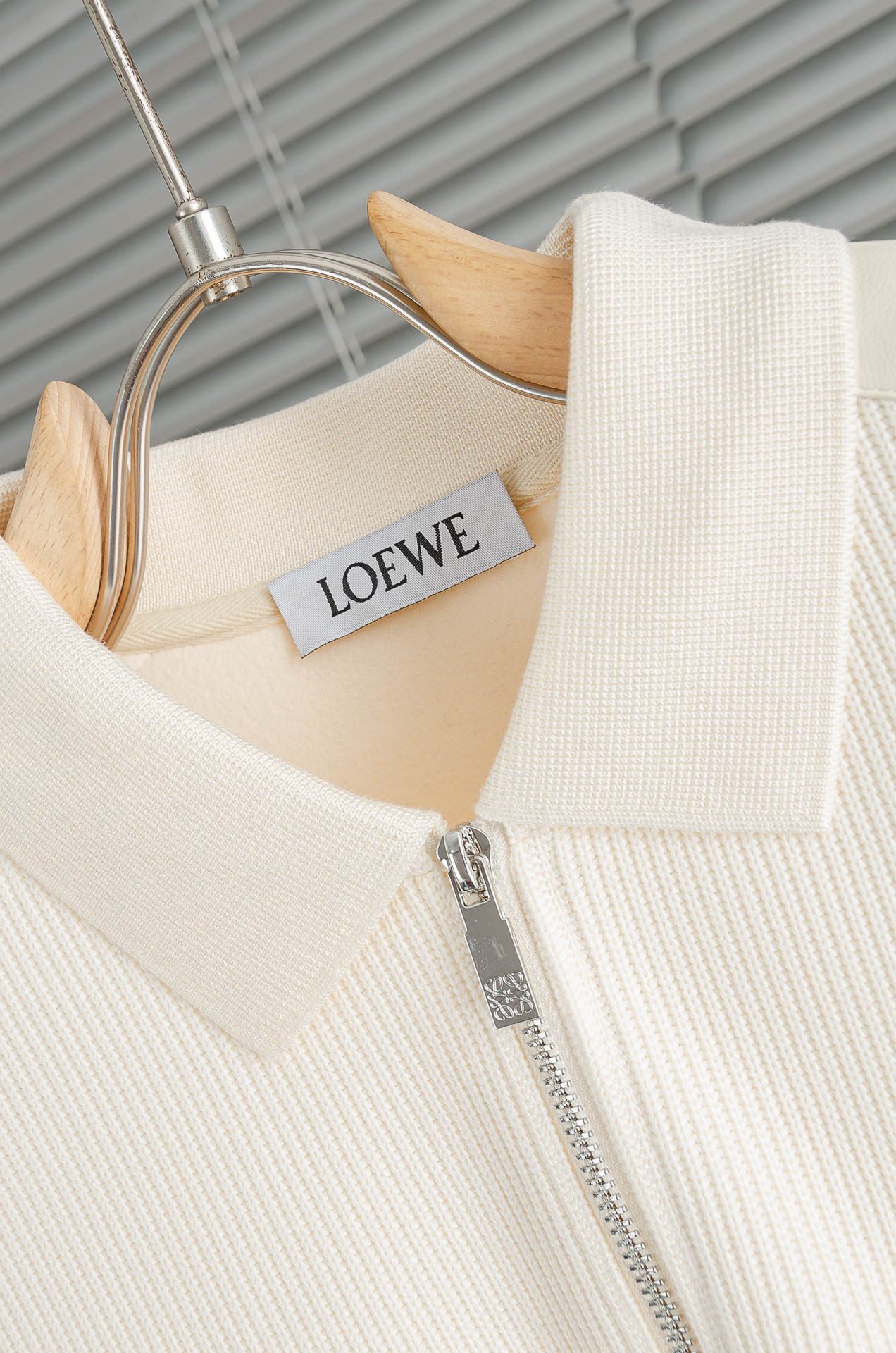 LOE*WE.罗意/威25FW秋冬最新翻领拉链卫衣，柔软太空棉面料+羊毛针织设计，简约又高级!袖部拼接羊