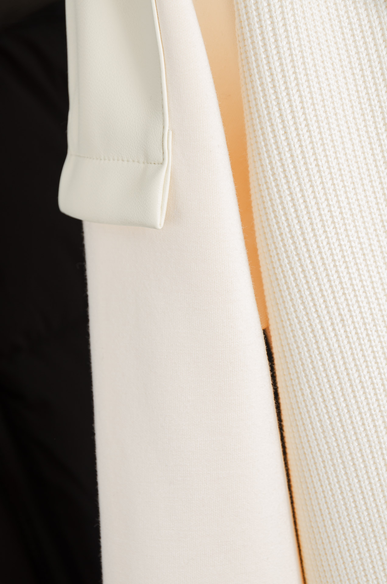 LOE*WE.罗意/威25FW秋冬最新翻领拉链卫衣，柔软太空棉面料+羊毛针织设计，简约又高级!袖部拼接羊