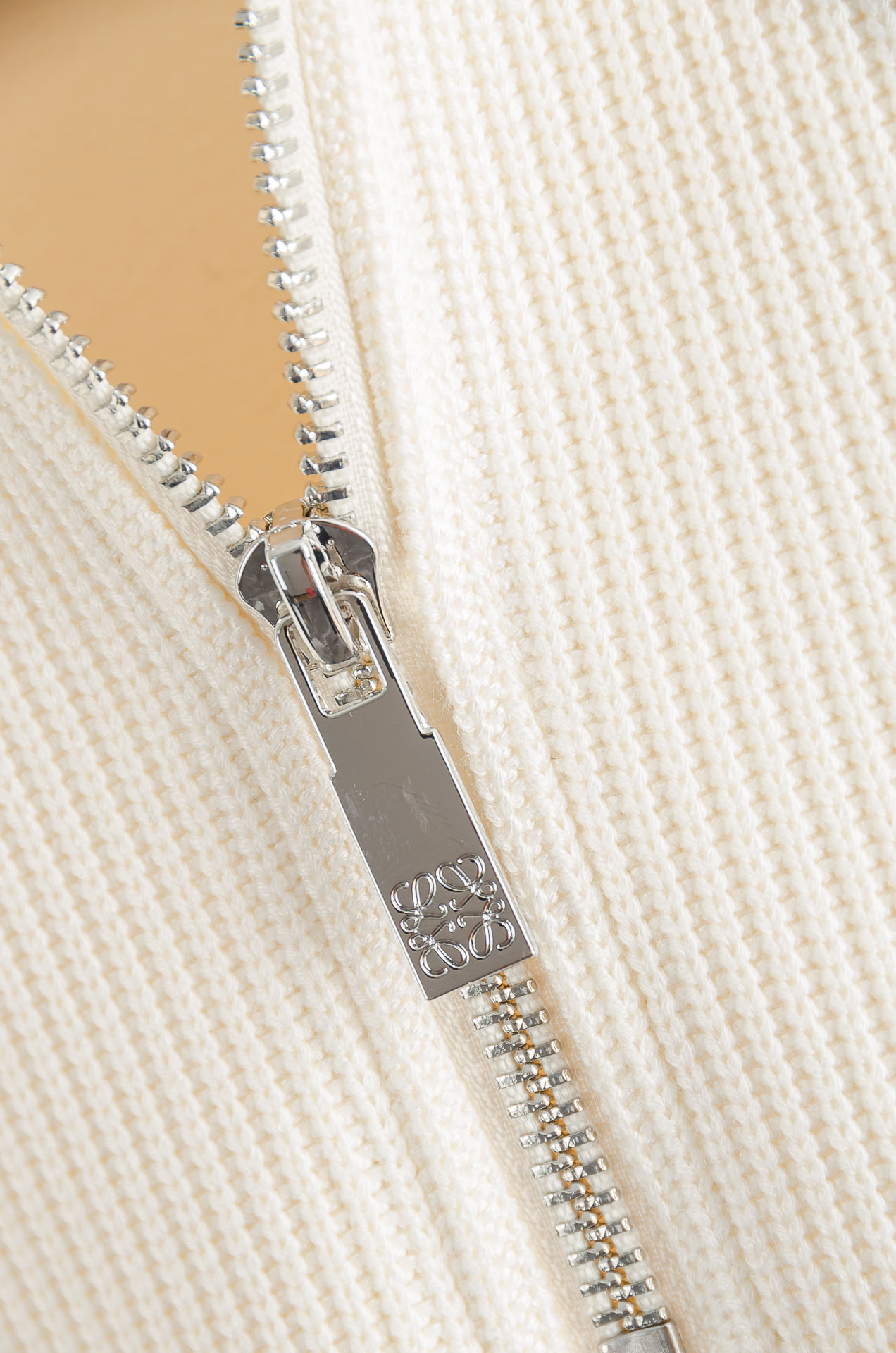 LOE*WE.罗意/威25FW秋冬最新翻领拉链卫衣，柔软太空棉面料+羊毛针织设计，简约又高级!袖部拼接羊