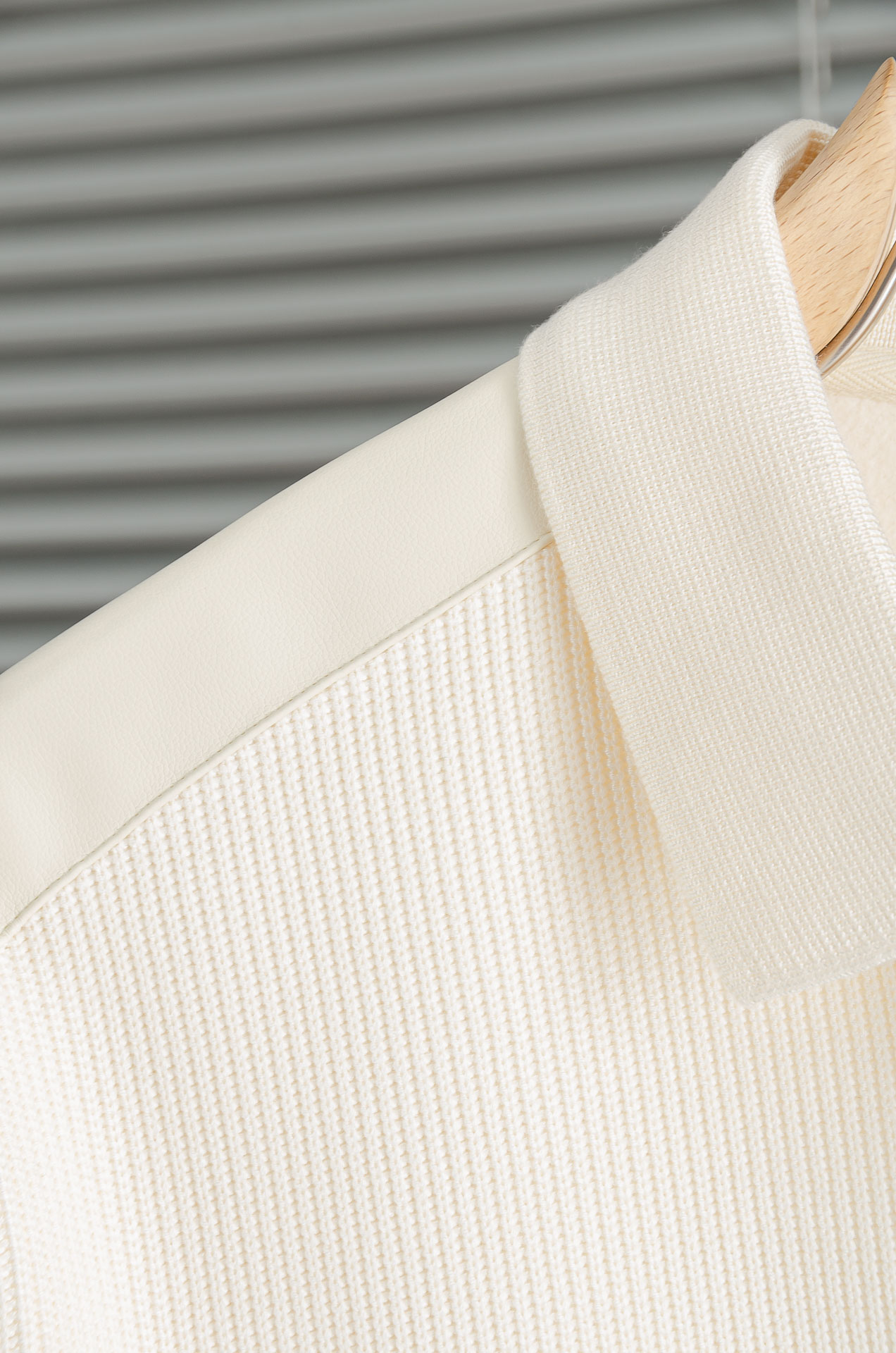 LOE*WE.罗意/威25FW秋冬最新翻领拉链卫衣，柔软太空棉面料+羊毛针织设计，简约又高级!袖部拼接羊