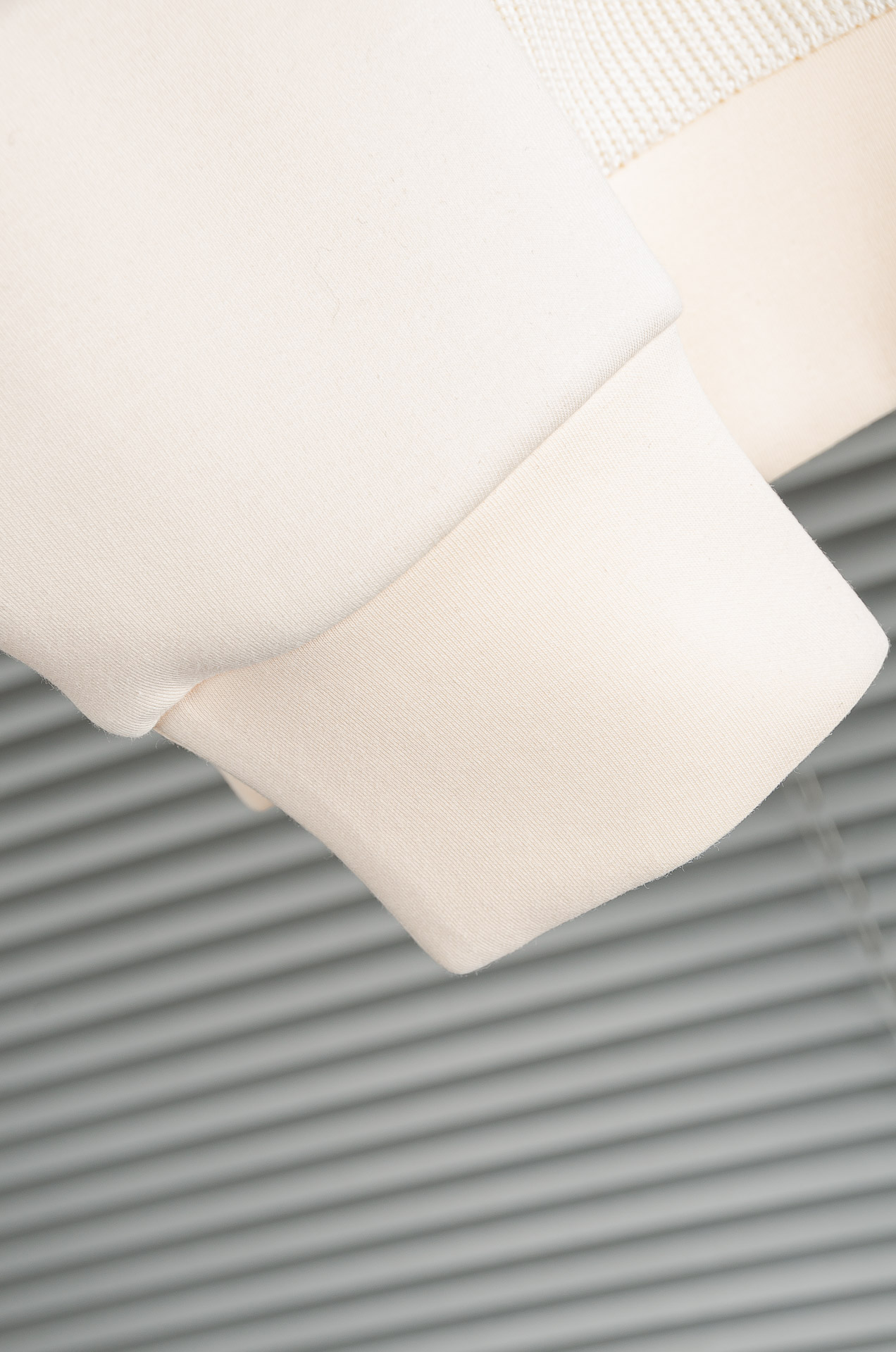 LOE*WE.罗意/威25FW秋冬最新翻领拉链卫衣，柔软太空棉面料+羊毛针织设计，简约又高级!袖部拼接羊