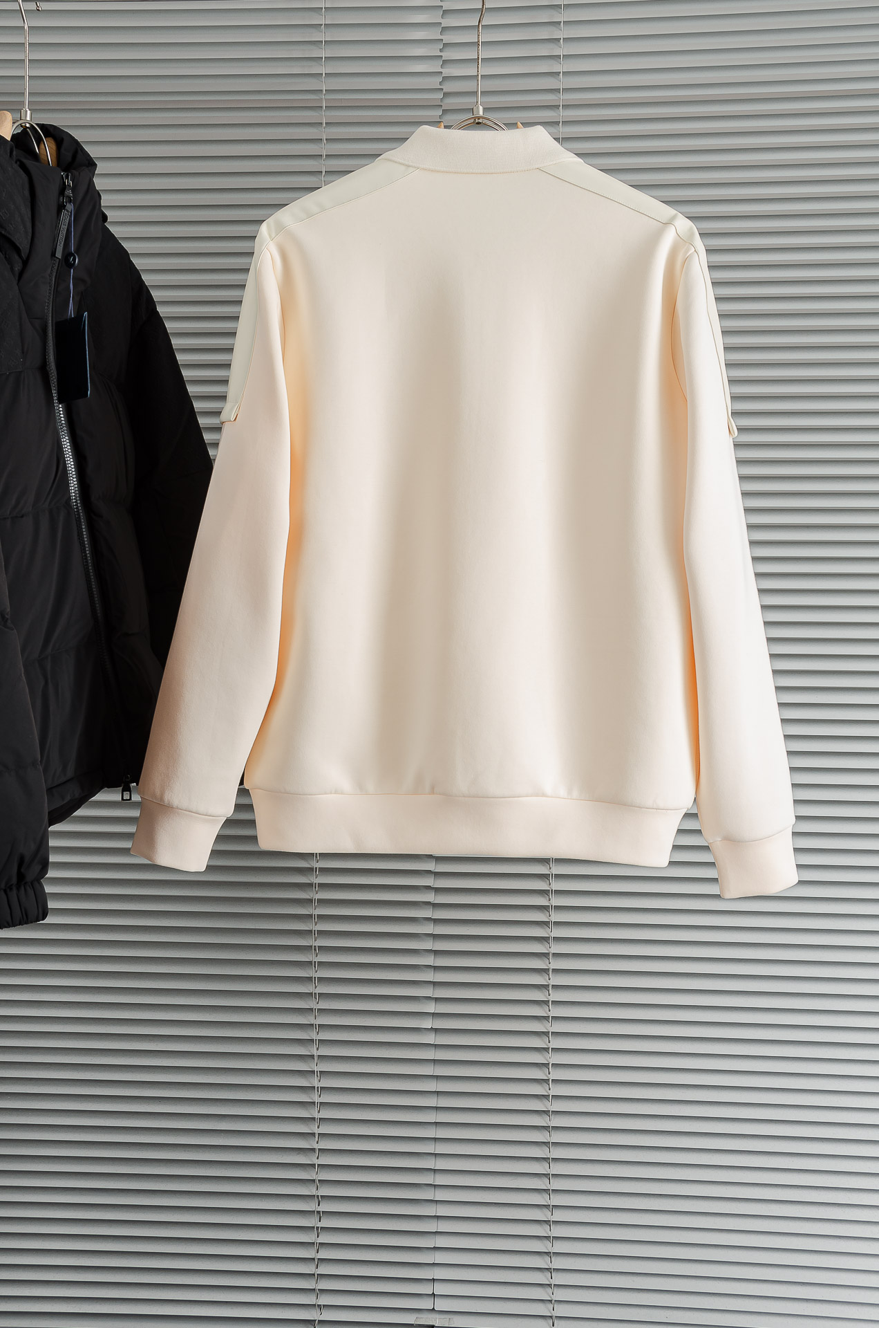 LOE*WE.罗意/威25FW秋冬最新翻领拉链卫衣，柔软太空棉面料+羊毛针织设计，简约又高级!袖部拼接羊