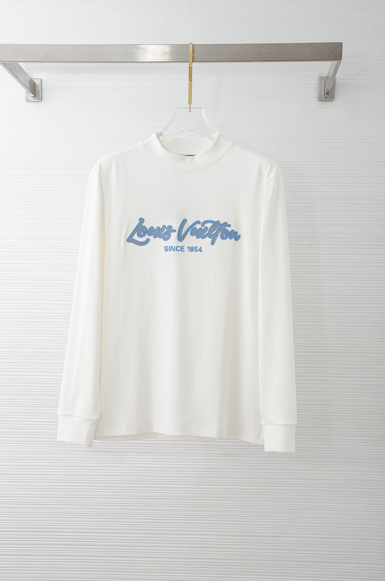 LV 25FW秋冬新款 立体刺绣男士长袖T恤衫#正面彩色字母刺绣logo 品牌感满满！把重心都放在了面料