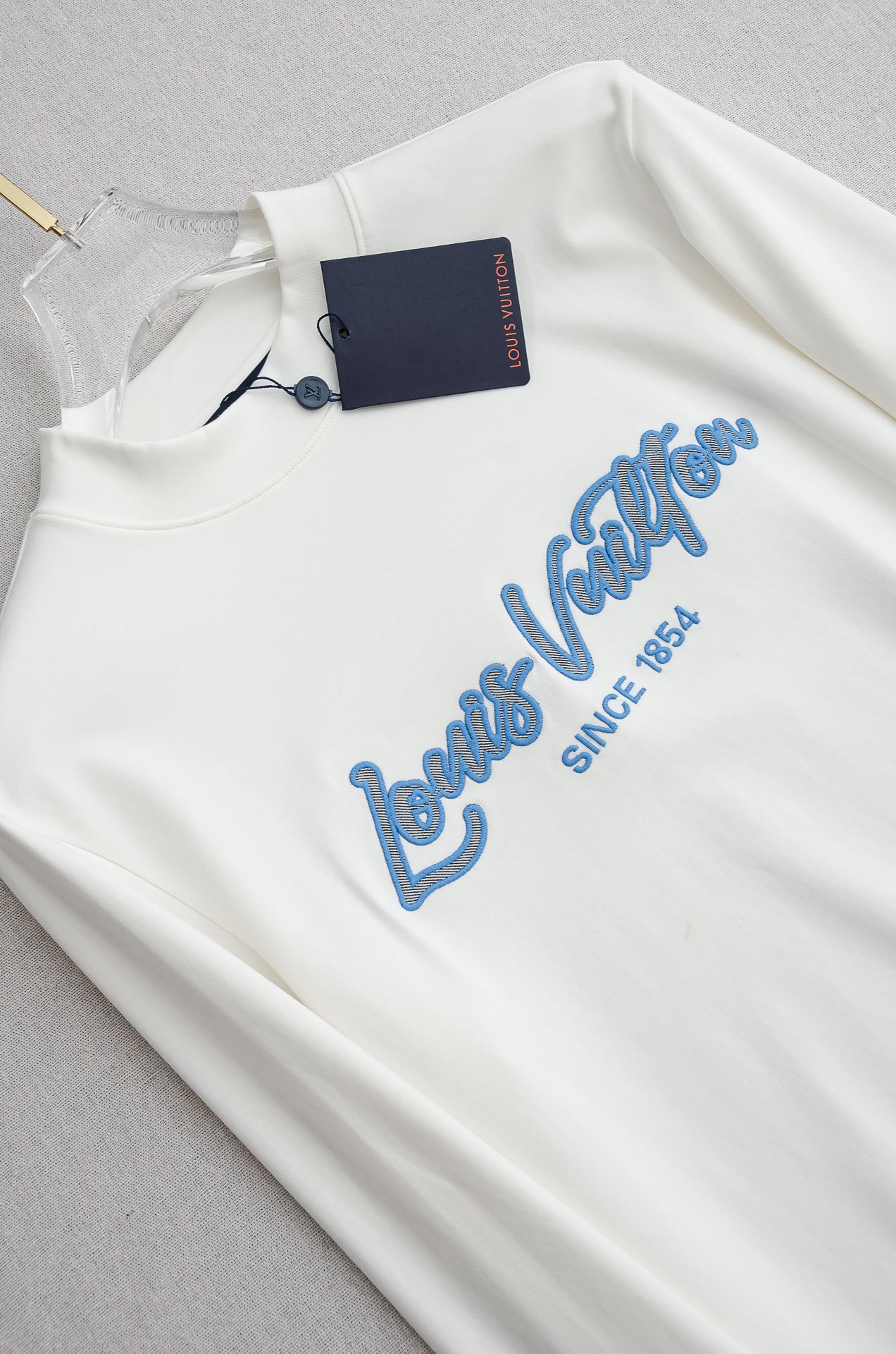 LV 25FW秋冬新款 立体刺绣男士长袖T恤衫#正面彩色字母刺绣logo 品牌感满满！把重心都放在了面料