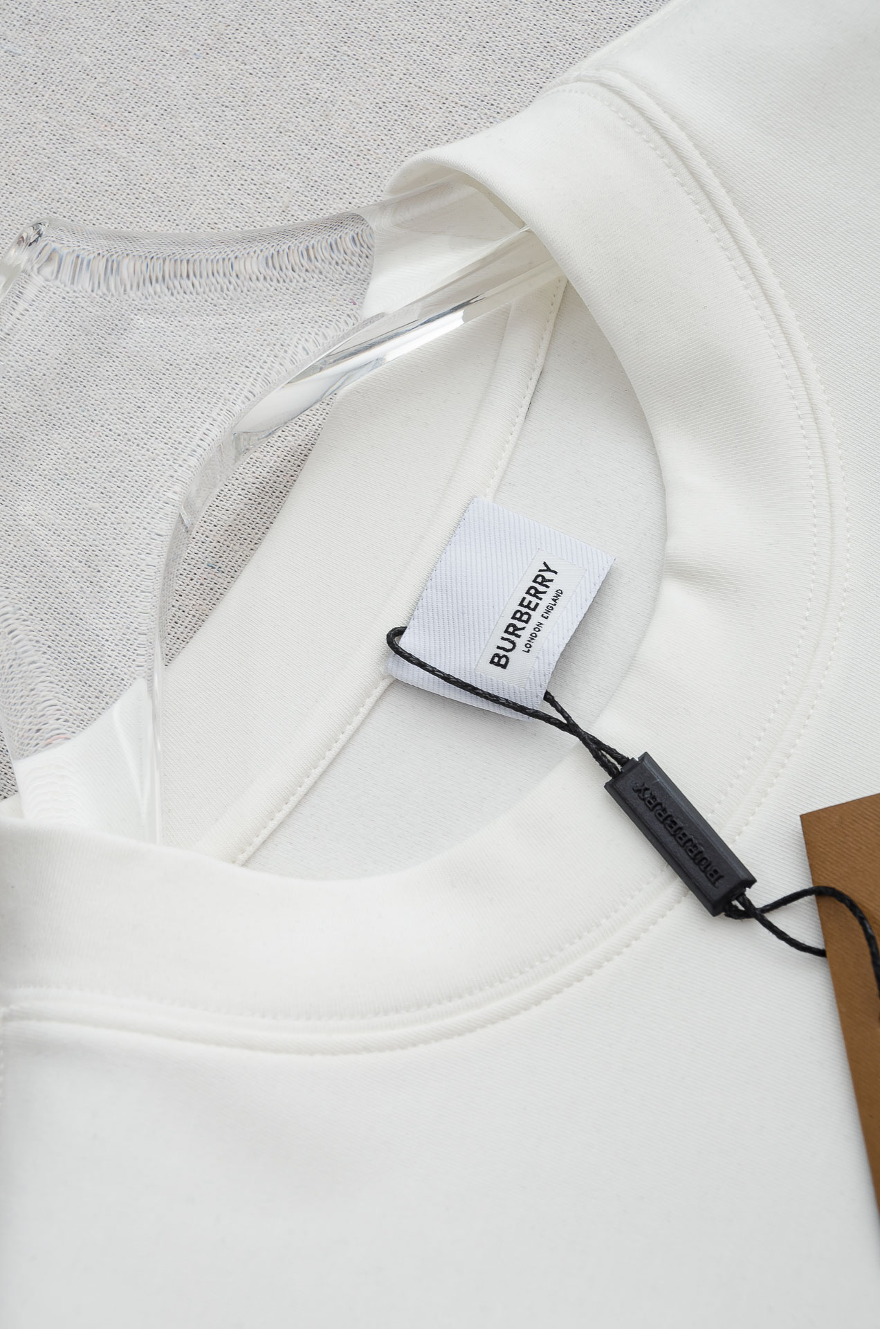 BBR 巴宝莉26FW秋冬新款 立体刺绣男士长袖T恤衫#把重心都放在了面料上，表面清晰可见的细格肌理，足