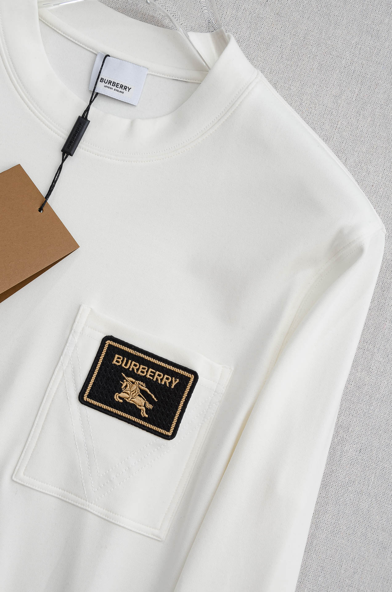 BBR 巴宝莉26FW秋冬新款 立体刺绣男士长袖T恤衫#把重心都放在了面料上，表面清晰可见的细格肌理，足