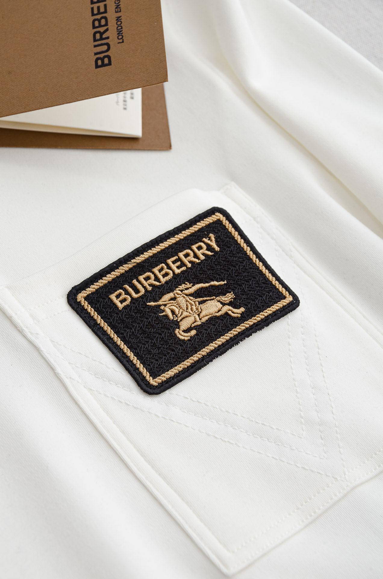 BBR 巴宝莉26FW秋冬新款 立体刺绣男士长袖T恤衫#把重心都放在了面料上，表面清晰可见的细格肌理，足