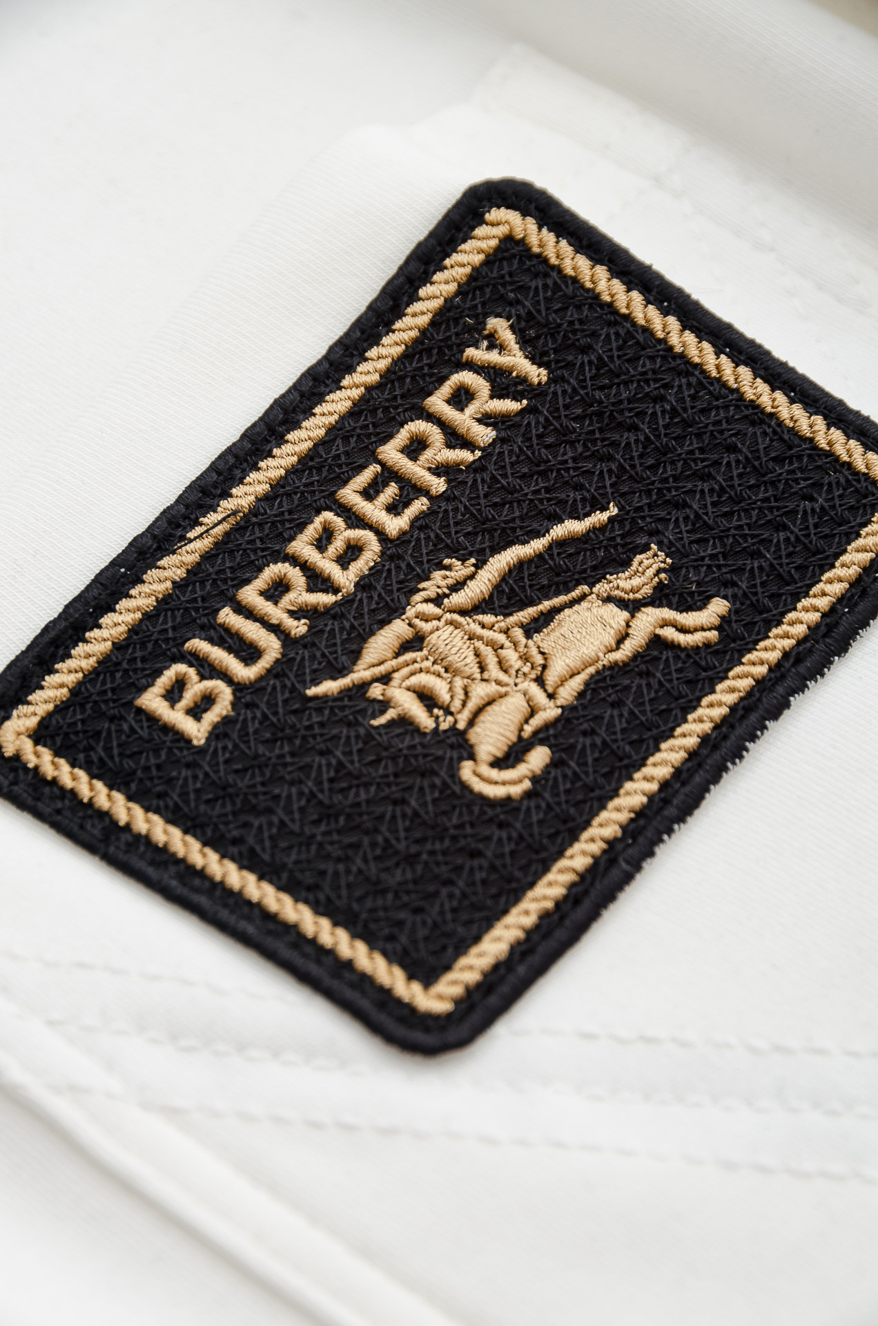 BBR 巴宝莉26FW秋冬新款 立体刺绣男士长袖T恤衫#把重心都放在了面料上，表面清晰可见的细格肌理，足