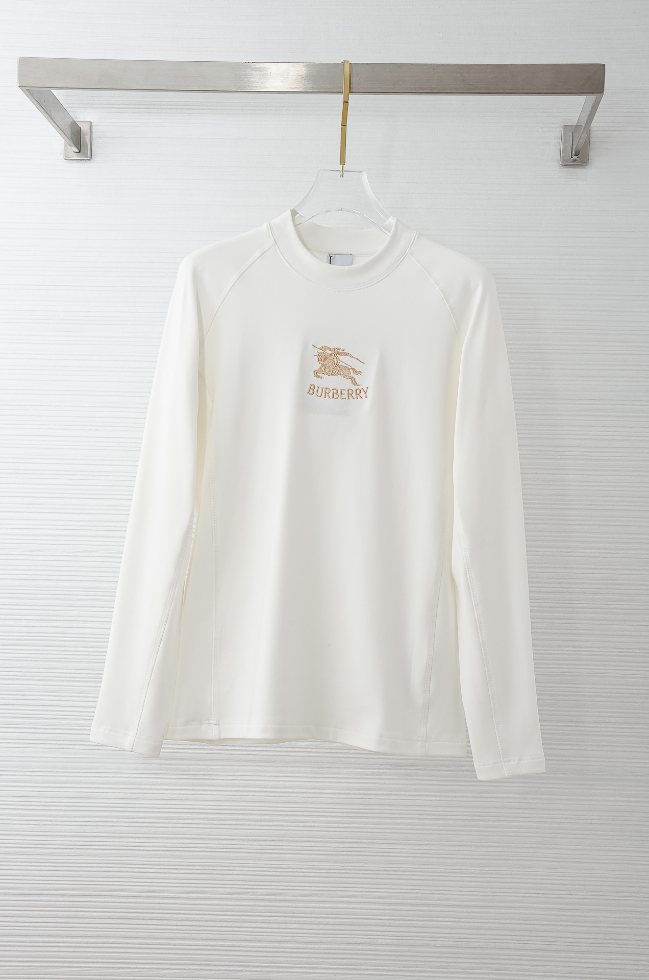 BBR 巴宝莉26FW秋冬新款 立体刺绣男士长袖T恤衫#把重心都放在了面料上，表面清晰可见的细格肌理，足