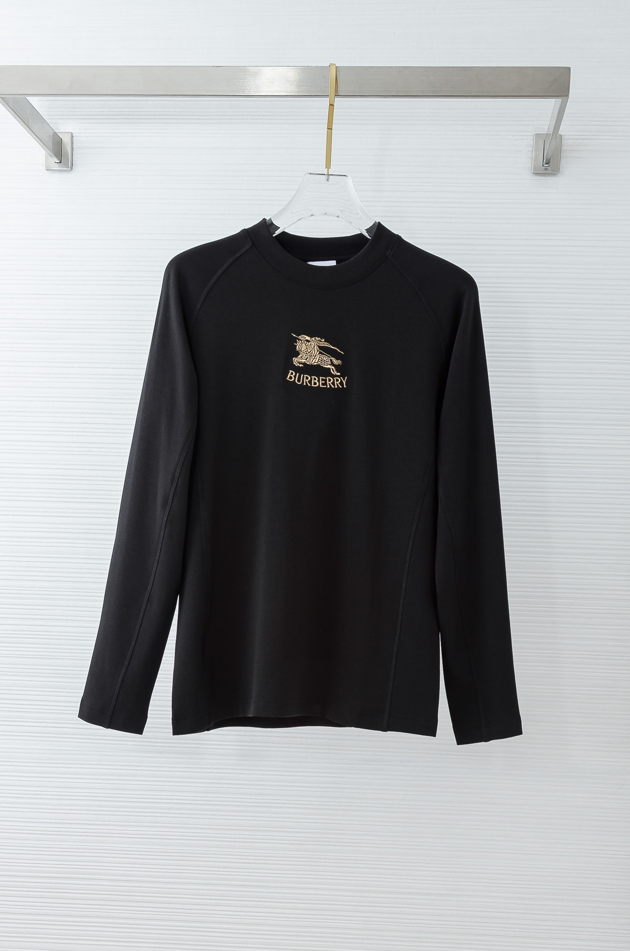 BBR 巴宝莉26FW秋冬新款 立体刺绣男士长袖T恤衫#把重心都放在了面料上，表面清晰可见的细格肌理，足