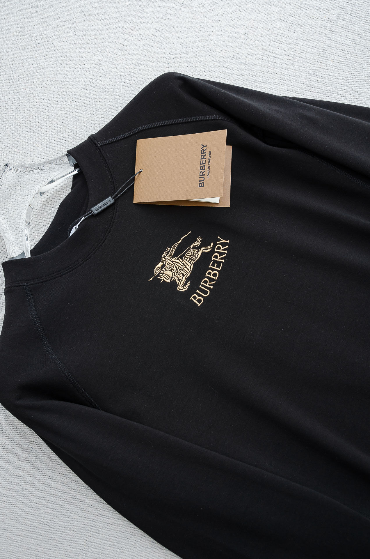 BBR 巴宝莉26FW秋冬新款 立体刺绣男士长袖T恤衫#把重心都放在了面料上，表面清晰可见的细格肌理，足