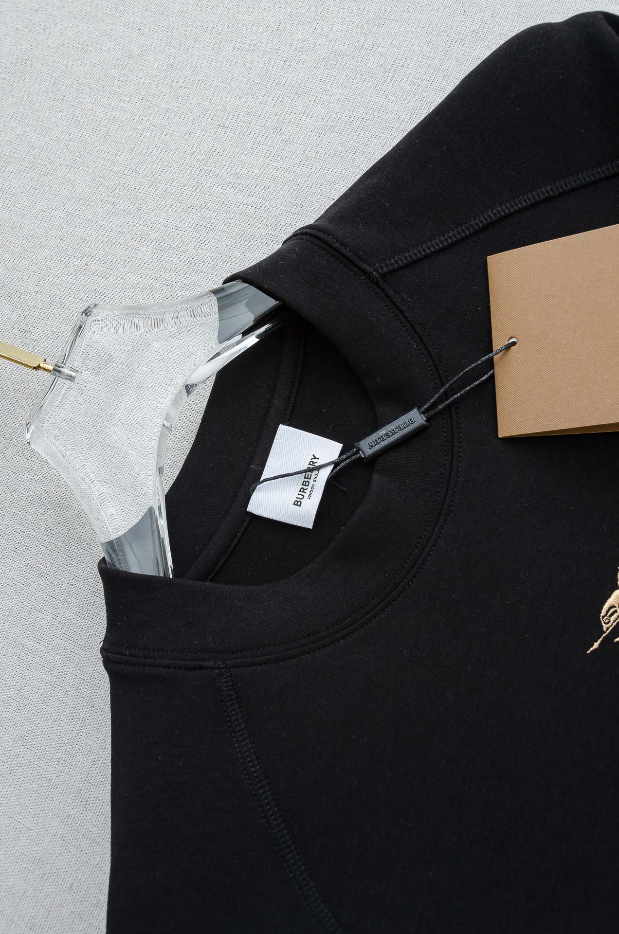 BBR 巴宝莉26FW秋冬新款 立体刺绣男士长袖T恤衫#把重心都放在了面料上，表面清晰可见的细格肌理，足