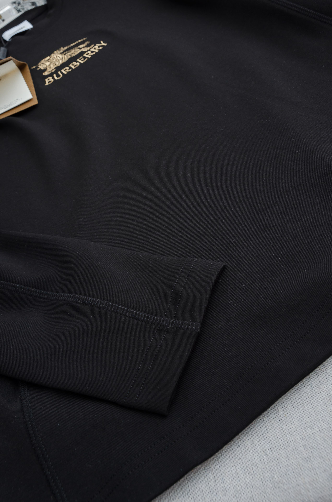 BBR 巴宝莉26FW秋冬新款 立体刺绣男士长袖T恤衫#把重心都放在了面料上，表面清晰可见的细格肌理，足