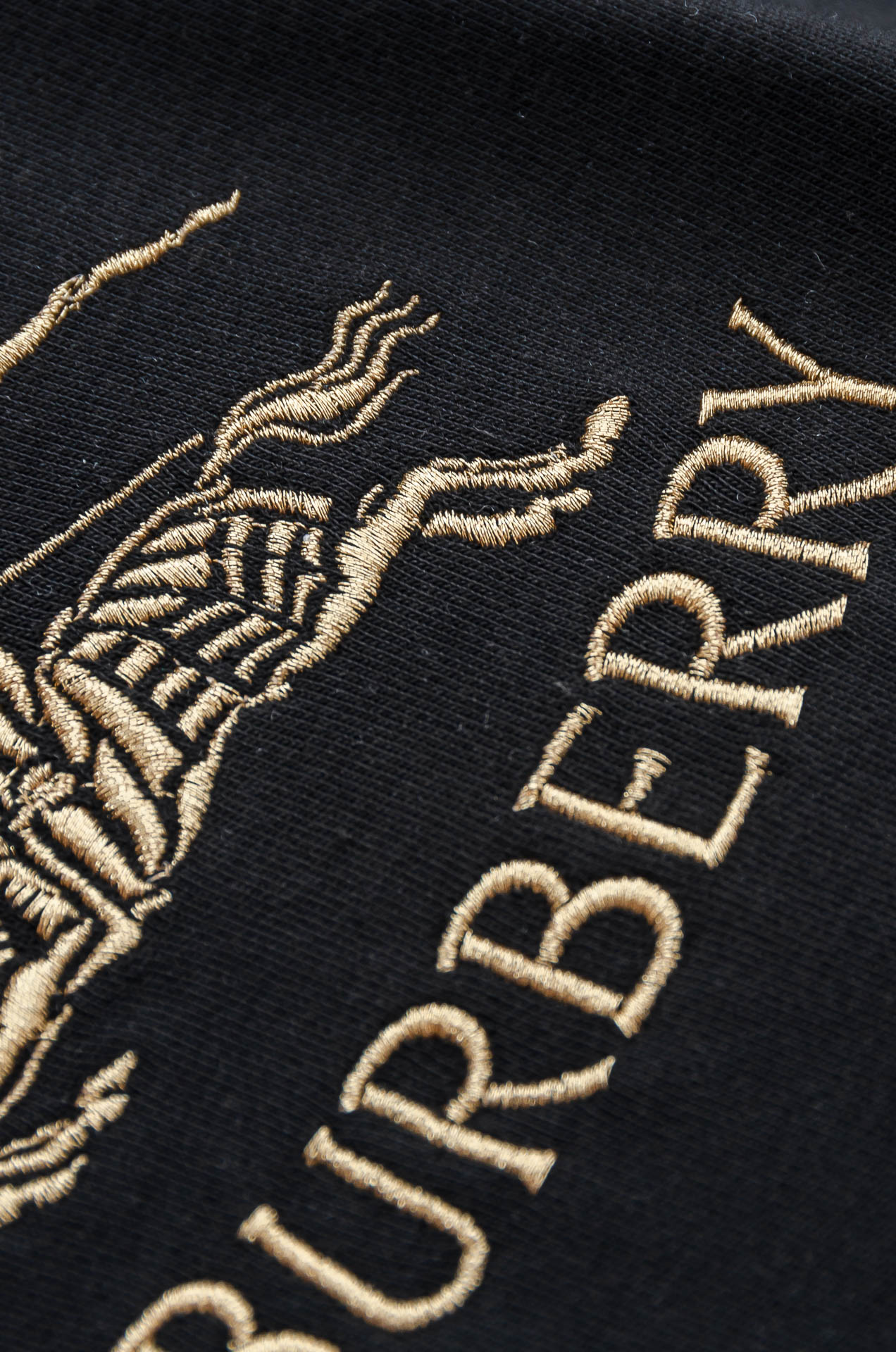 BBR 巴宝莉26FW秋冬新款 立体刺绣男士长袖T恤衫#把重心都放在了面料上，表面清晰可见的细格肌理，足