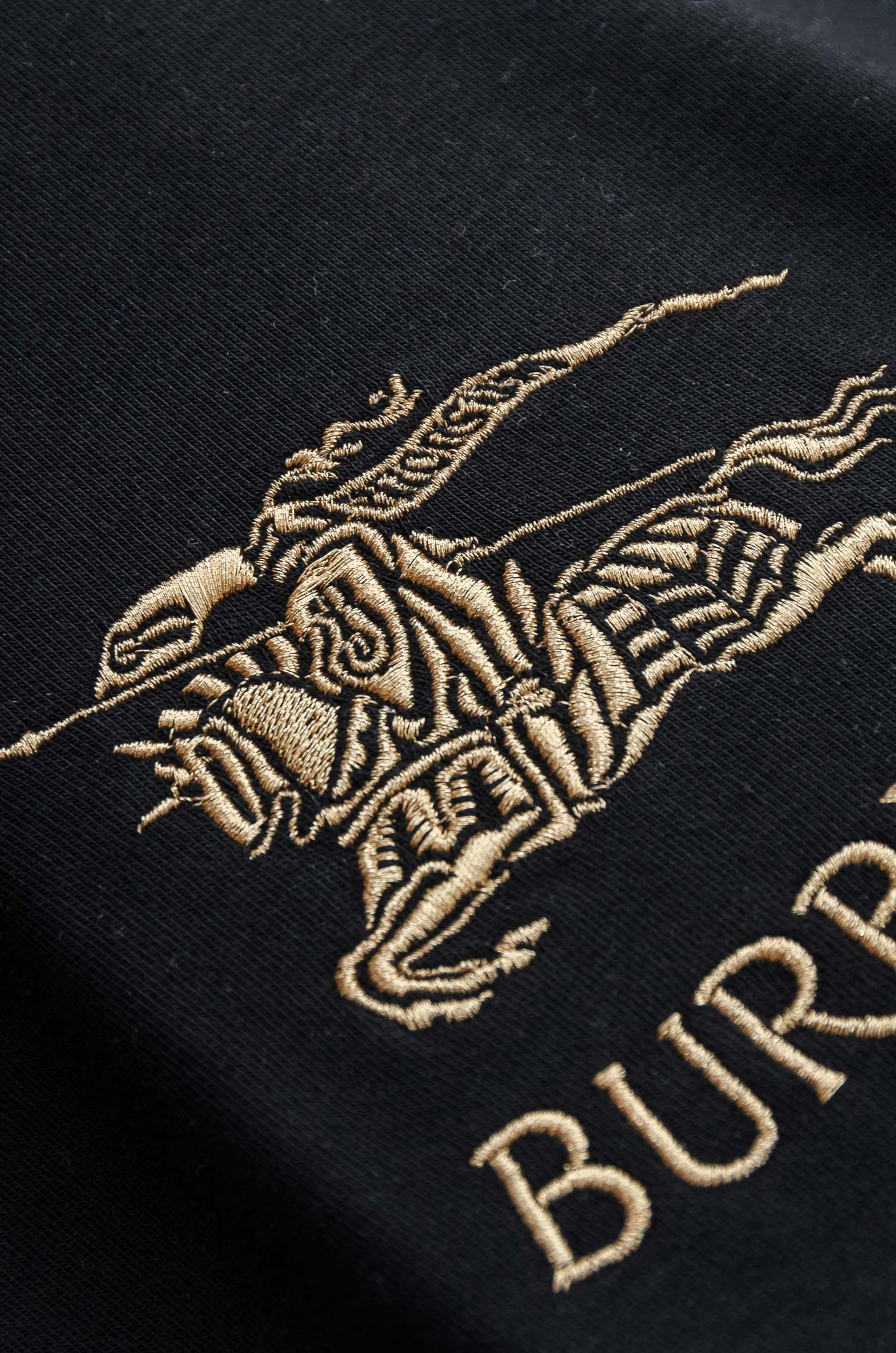 BBR 巴宝莉26FW秋冬新款 立体刺绣男士长袖T恤衫#把重心都放在了面料上，表面清晰可见的细格肌理，足