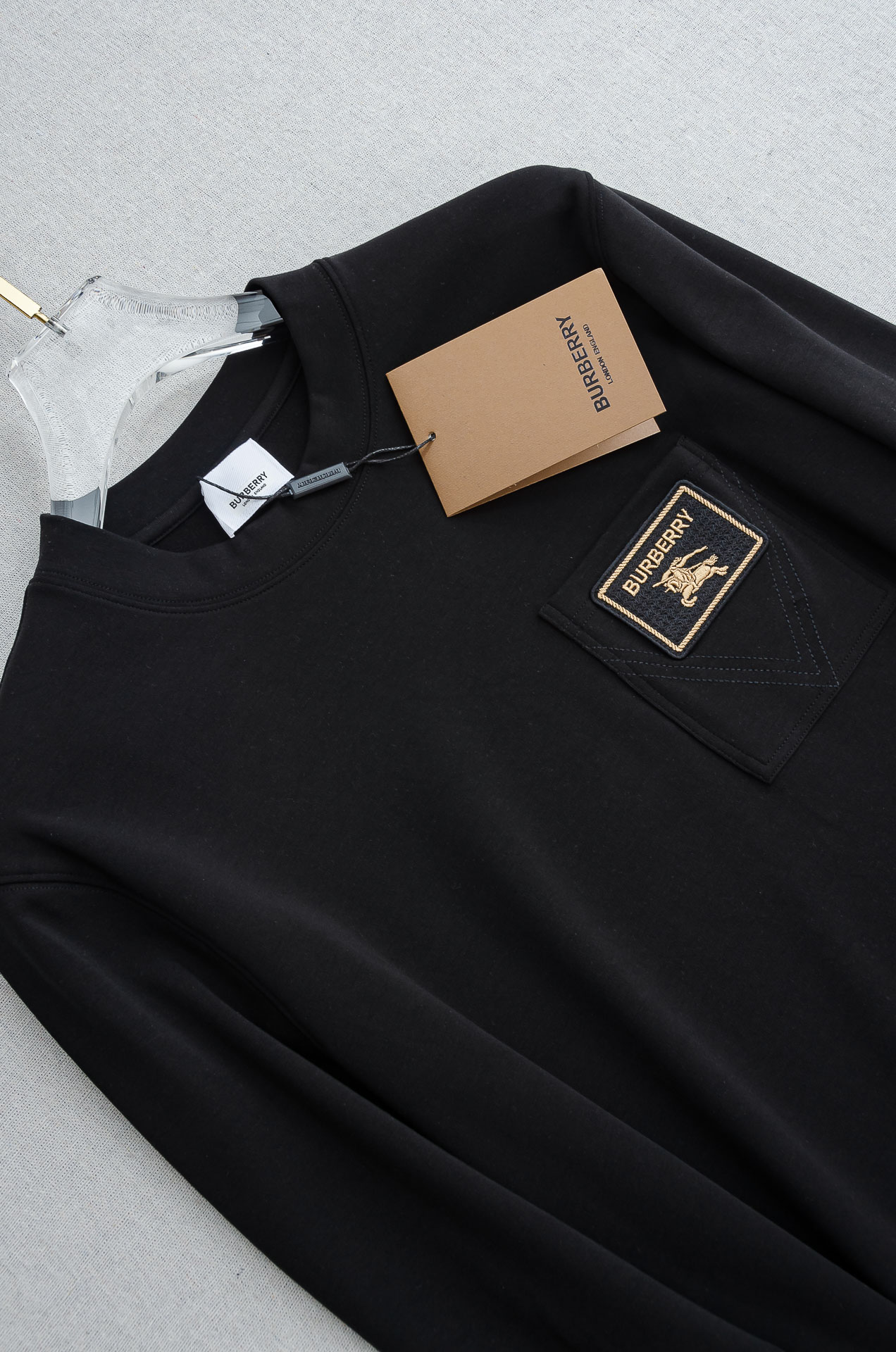 BBR 巴宝莉26FW秋冬新款 立体刺绣男士长袖T恤衫#把重心都放在了面料上，表面清晰可见的细格肌理，足