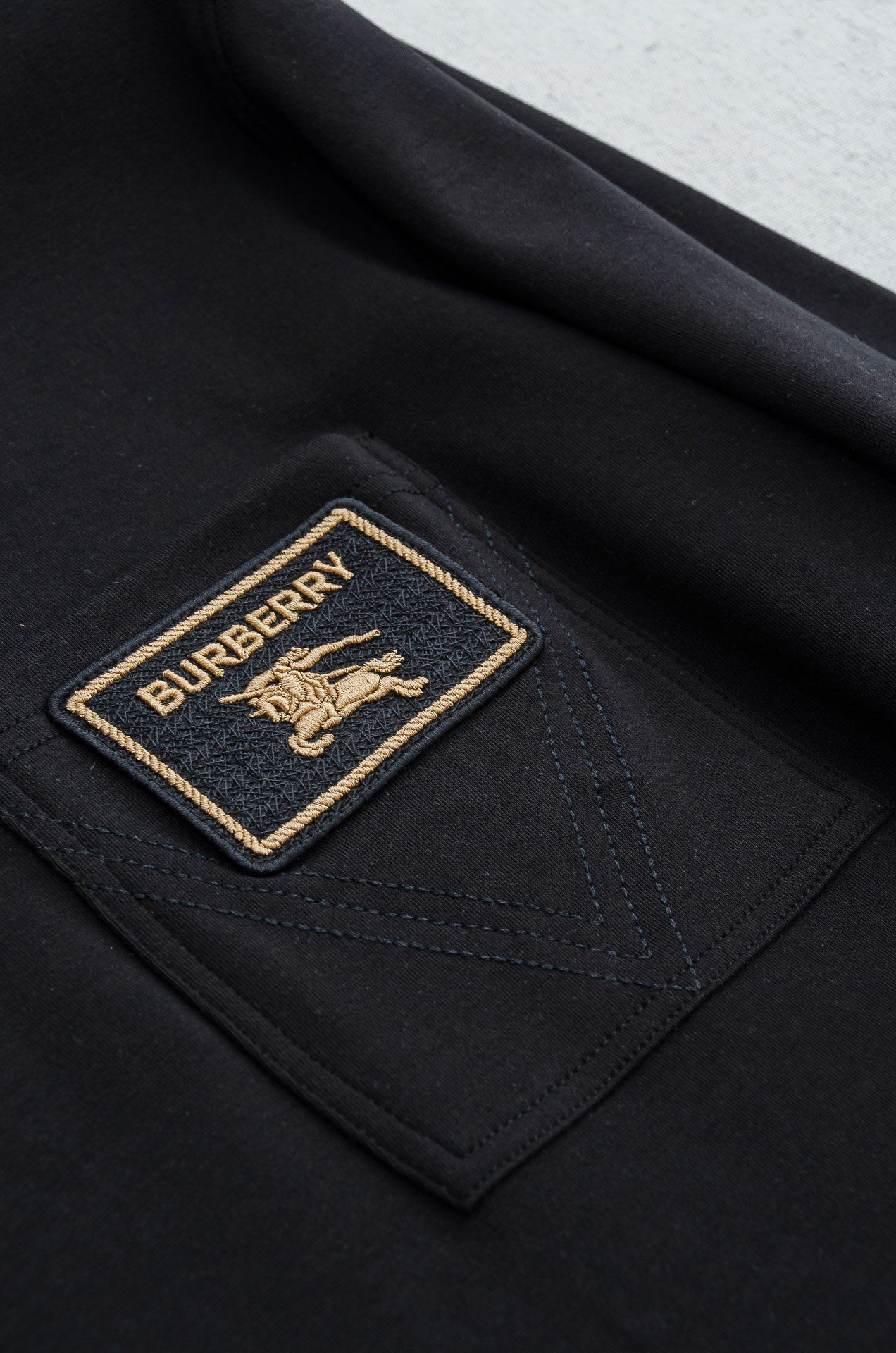 BBR 巴宝莉26FW秋冬新款 立体刺绣男士长袖T恤衫#把重心都放在了面料上，表面清晰可见的细格肌理，足