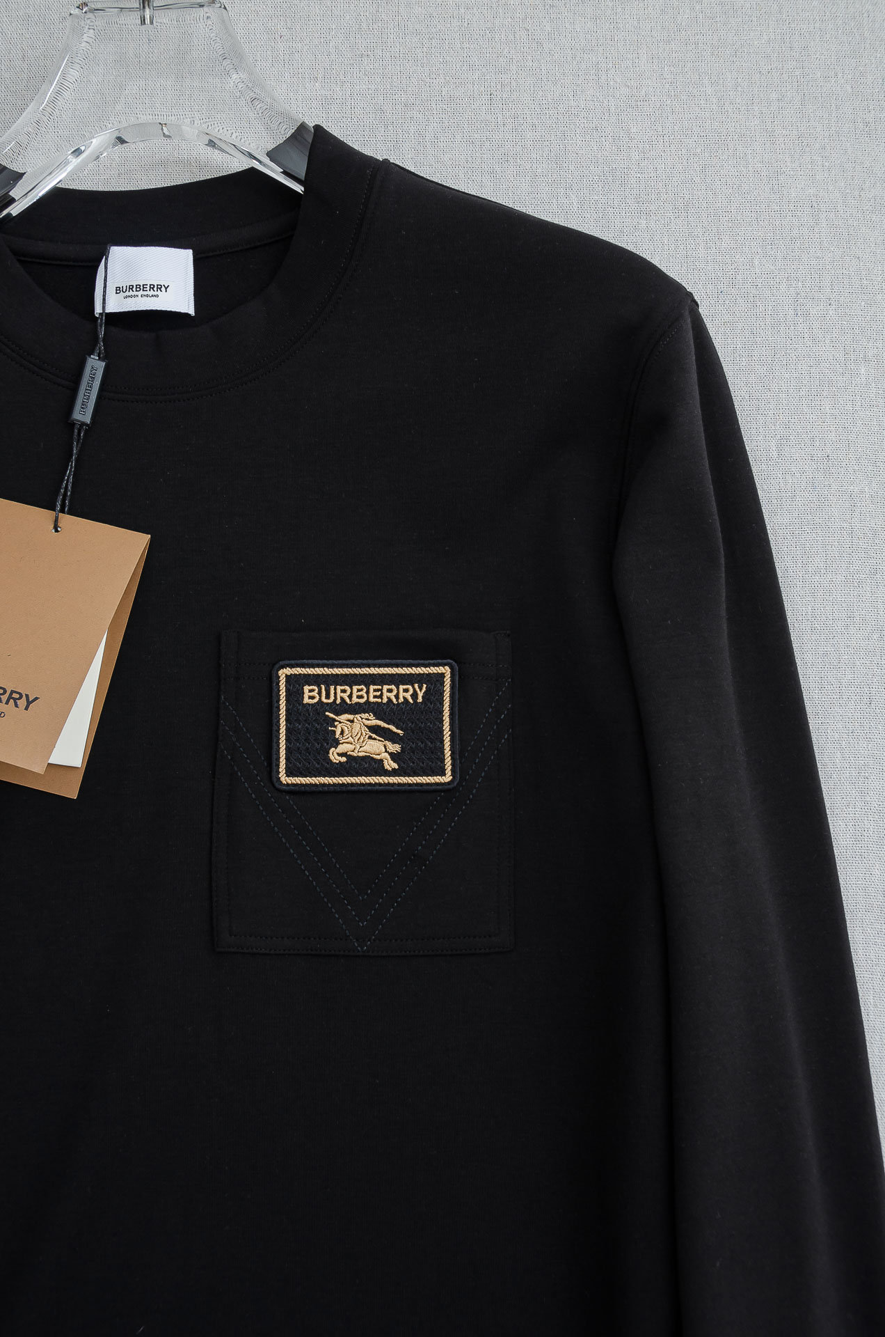 BBR 巴宝莉26FW秋冬新款 立体刺绣男士长袖T恤衫#把重心都放在了面料上，表面清晰可见的细格肌理，足