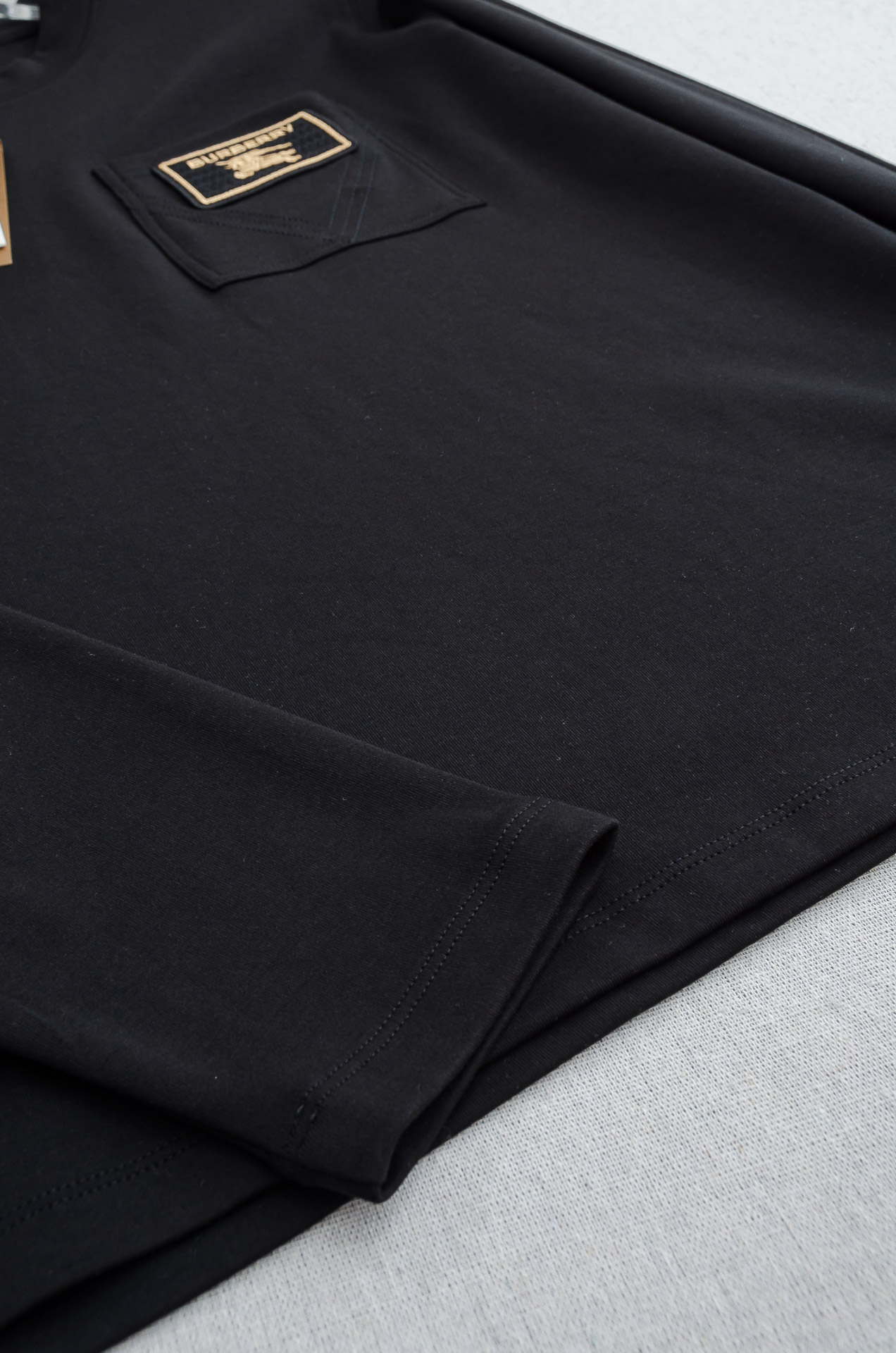 BBR 巴宝莉26FW秋冬新款 立体刺绣男士长袖T恤衫#把重心都放在了面料上，表面清晰可见的细格肌理，足