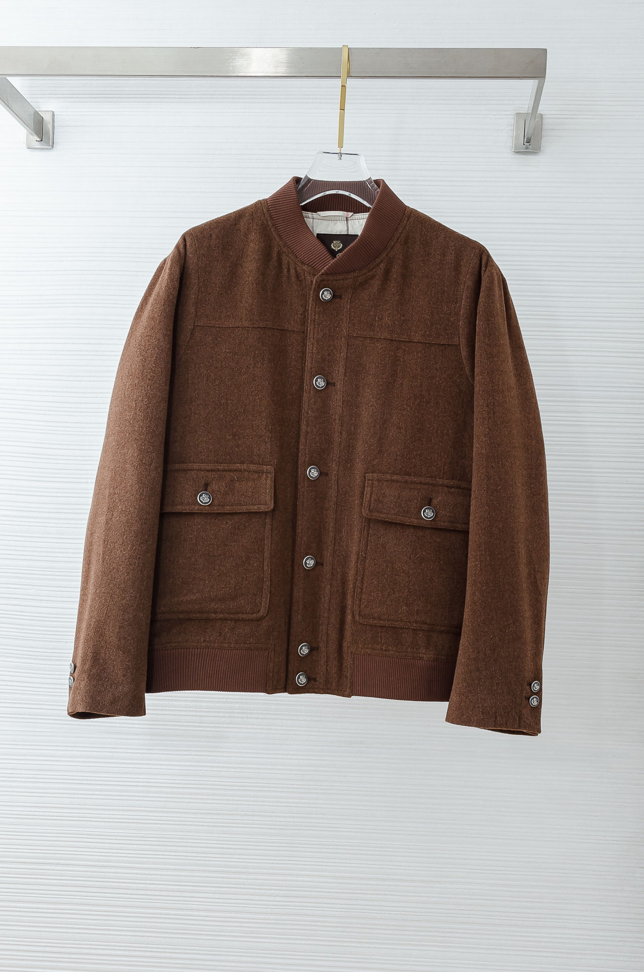 NO:622481,LP 455FW is the latest classic wool blended down jacket for autumn and winter. It is low-key but does not lose details. Whether it is paired with suit pants or jeans, it can be worn with just the right temperament.  The fabric is one of the highlights of this jacket, with a low-key and high-end feel. The design continues the essence of the classic executive jacket, neat and capable, and adds a touch of retro texture. It is simple and elegant, and does not restrict the wrist when moving. The straight hem tailoring makes the overall line smoother, and it can maintain a neat outline whether it is tucked into the waistband or hanging naturally. The iconic plaid lining is used inside, which is smooth and skin-friendly, and can be put on and taken off smoothly. It will not cause static electricity or friction discomfort when paired with a shirt or T-shirt.  Calm and versatile, your decent posture can also be done at ease. When others are still constrained by tight formal attire, you have found the perfect balance point for workplace attire. Sizes M-XXXL (48-56),,loro piana,jeans,jackets & coats,jackets & coats,shirts,tees,t-shirt,down jacket,business suit,alexander wang19860909LP 455FW秋冬最新经典羊毛混纺羽绒夹克外套#低调却不失细节,无论是搭配西装裤还是牛仔裤,都能穿出恰到好处的气质. 面料是这件夹克的亮点之一,低调中透着高级感.设计上延续了经典行政夹克的精髓,利落干练,还增添了一抹复古的质感.简洁大方,活动时也不会束缚手腕.直下摆的剪裁让整体线条更流畅,无论是塞进裤腰还是自然垂落,都能保持利落的轮廓.内里选用标志性格纹里布,光滑亲肤,穿脱顺滑,搭配衬衫或T恤都不会产生静电或摩擦不适. 沉稳百搭,体面姿态也可以自在随心.当别人还在为紧绷的正装束手束脚时,你已经找到了职场着装的完美平衡点. 尺码M-XXXL（48-56）,,loro piana,jeans,jackets & coats,jackets & coats,shirts,tees，t-shirt,down jacket,business suit,alexander wang,Men's clothing