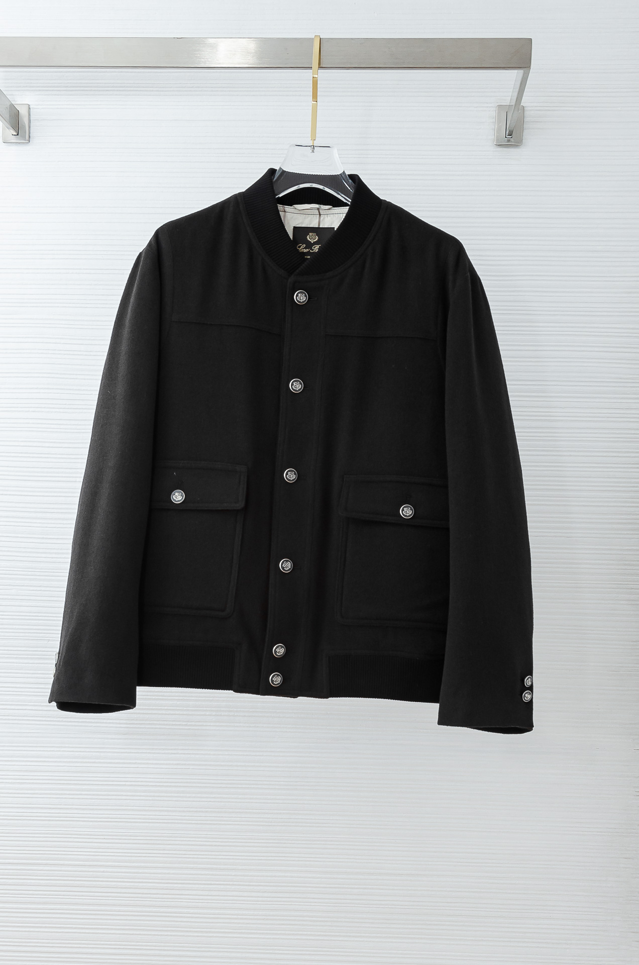 NO:622487,LP 455FW autumn and winter latest classic wool blended down jacket#Low-key but without losing details, whether it is paired with suit pants or jeans, you can wear it with just the right temperament. The fabric is one of the highlights of this jacket  , low-key but with a sense of high-end. The design continues the essence of the classic executive jacket, neat and capable, and adds a touch of retro texture. It is simple and elegant, and does not restrict the wrist when moving. The straight hem tailoring makes the overall line smoother, whether it is tucked into the waistband or hanging naturally, it can maintain a neat outline. The lining is made of iconic plaid lining, which is smooth and skin-friendly, and can be put on and taken off smoothly. It will not cause static electricity or friction discomfort when paired with a shirt or T-shirt.  Calm and versatile, your decent posture can also be done at ease. When others are still constrained by tight formal attire, you have found the perfect balance point for workplace attire. Sizes M-XXXL (48-56),,loro piana,jeans,jackets & coats,jackets & coats,shirts,tees,t-shirt,down jacket,business suit,alexander wang19860909LP 455FW秋冬最新经典羊毛混纺羽绒夹克外套#低调却不失细节,无论是搭配西装裤还是牛仔裤,都能穿出恰到好处的气质. 面料是这件夹克的亮点之一 ,低调中透着高级感.设计上延续了经典行政夹克的精髓,利落干练,还增添了一抹复古的质感.简洁大方,活动时也不会束缚手腕.直下摆的剪裁让整体线条更流畅,无论是塞进裤腰还是自然垂落,都能保持利落的轮廓.内里选用标志性格纹里布,光滑亲肤,穿脱顺滑,搭配衬衫或T恤都不会产生静电或摩擦不适. 沉稳百搭,体面姿态也可以自在随心.当别人还在为紧绷的正装束手束脚时,你已经找到了职场着装的完美平衡点. 尺码M-XXXL（48-56）,,loro piana,jeans,jackets & coats,jackets & coats,shirts,tees，t-shirt,down jacket,business suit,alexander wang,Men's clothing