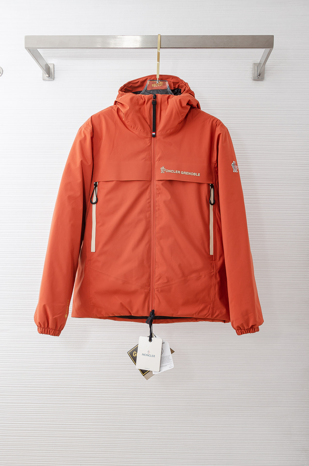 NO:622510,Moncl/er625FWGrenoble series hooded down jacket#high version!  Non-market currency, what you see is what you get in real photos!  Simple and elegant, practical and fashionable!  The outer layer of technical fabric has perfect warmth retention and is also windproof and waterproof. It is very suitable for outdoor use or commuting in winter. The cuffs and collar are designed with a full sense of detail. It is versatile and not picky. It looks good no matter how you wear it! Moncler's high-end positioning + classic quality, really  It is worth buying. It is mainly filled with high-end white goose down, with a velvet content of up to 90%, and perfect warmth retention! It is practical and comfortable. The short design is neat and slim, and it is suitable for commuting and outdoor use in autumn and winter. It has both functionality and fashion. It is a must-have item for the winter wardrobe!  Size 1-5 M-XXXL,,down jacket,hats,alexander wang19860909Moncl/er625FWGrenoble系列连帽羽绒服#高版本！非市面通货,实拍所见即所得！简约大气,实用又时髦! 外层科技面料,保暖力满分,还防风防水,冬天户外或通勤都超适合.袖口和领口收口设计,细节感拉满,百搭不挑人,怎么穿都好看!Moncler高端定位+经典品质,真的很值得入手,主打高端白鹅绒填充,含绒量高达90,保暖力满分!实用又舒适.短款设计,利落显身材,秋冬通勤、户外都很适合,功能性与时尚感兼具,是冬季衣橱必备单品! 码数1-5 M-XXXL,,down jacket,hats,alexander wang,Men's clothing