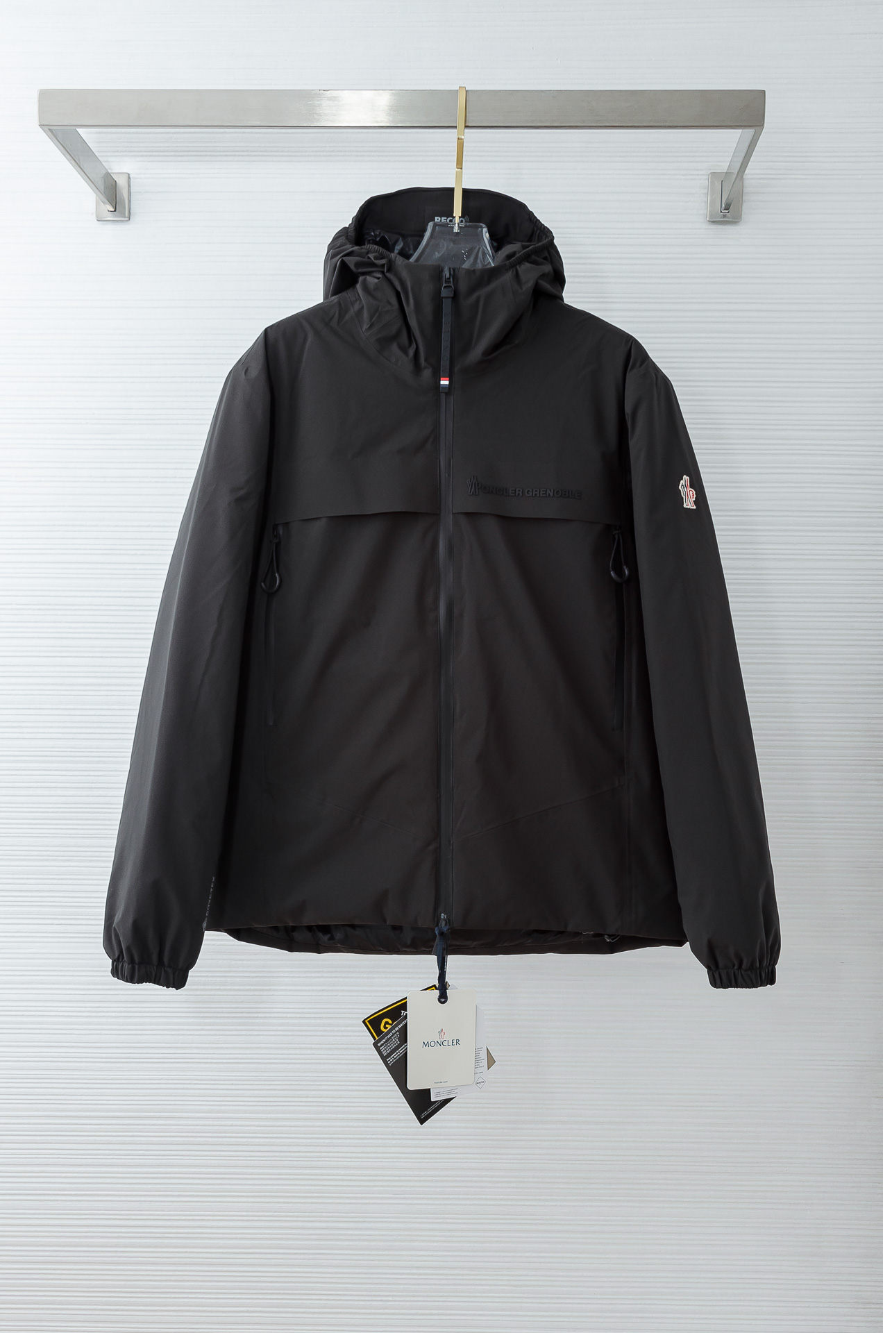 NO:622527,Moncl/er625FWGrenoble series hooded down jacket#high version!  Non-market currency, what you see is what you get in real photos!  Simple and elegant, practical and fashionable!  The outer layer of technical fabric has perfect warmth retention and is also windproof and waterproof. It is very suitable for outdoor use or commuting in winter. The cuffs and collar are designed with a full sense of detail. It is versatile and not picky. It looks good no matter how you wear it! Moncler's high-end positioning + classic quality, really  It is worth buying. It is mainly filled with high-end white goose down, with a velvet content of up to 90%, and perfect warmth retention! It is practical and comfortable. The short design is neat and slim, and it is suitable for commuting and outdoor use in autumn and winter. It has both functionality and fashion. It is a must-have item for the winter wardrobe!  Size 1-5 M-XXXL,,down jacket,hats,alexander wang19860909Moncl/er625FWGrenoble系列连帽羽绒服#高版本！非市面通货,实拍所见即所得！简约大气,实用又时髦! 外层科技面料,保暖力满分,还防风防水,冬天户外或通勤都超适合.袖口和领口收口设计,细节感拉满,百搭不挑人,怎么穿都好看!Moncler高端定位+经典品质,真的很值得入手,主打高端白鹅绒填充,含绒量高达90,保暖力满分!实用又舒适.短款设计,利落显身材,秋冬通勤、户外都很适合,功能性与时尚感兼具,是冬季衣橱必备单品! 码数1-5 M-XXXL,,down jacket,hats,alexander wang,Men's clothing